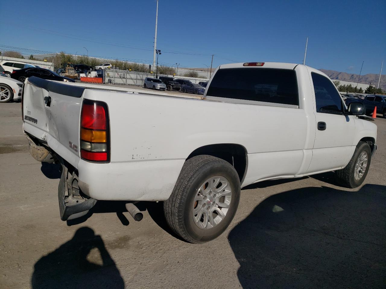 Photo 2 VIN: 1GTEC14X25Z104969 - GMC SIERRA 