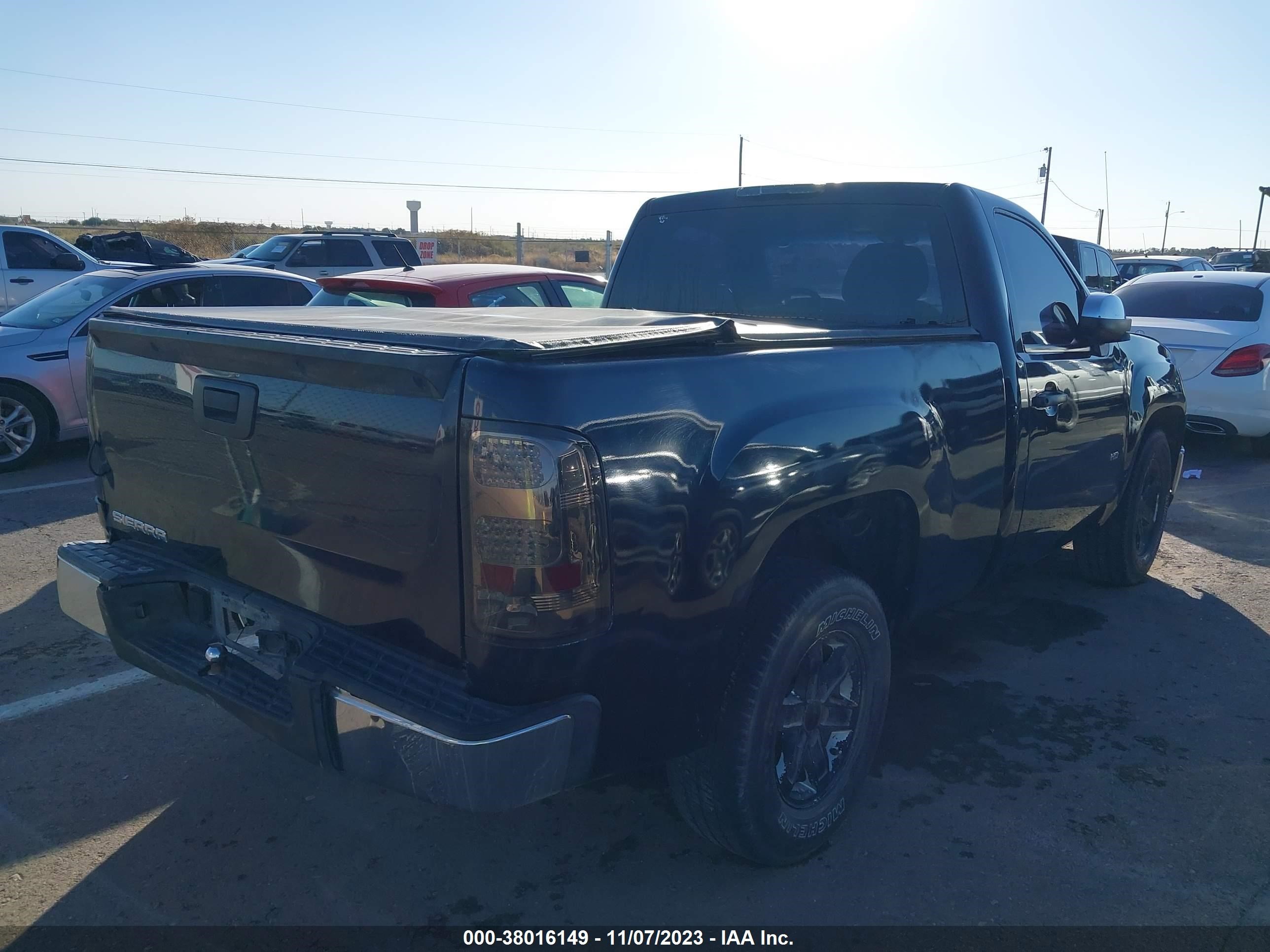 Photo 3 VIN: 1GTEC14X68Z313104 - GMC SIERRA 