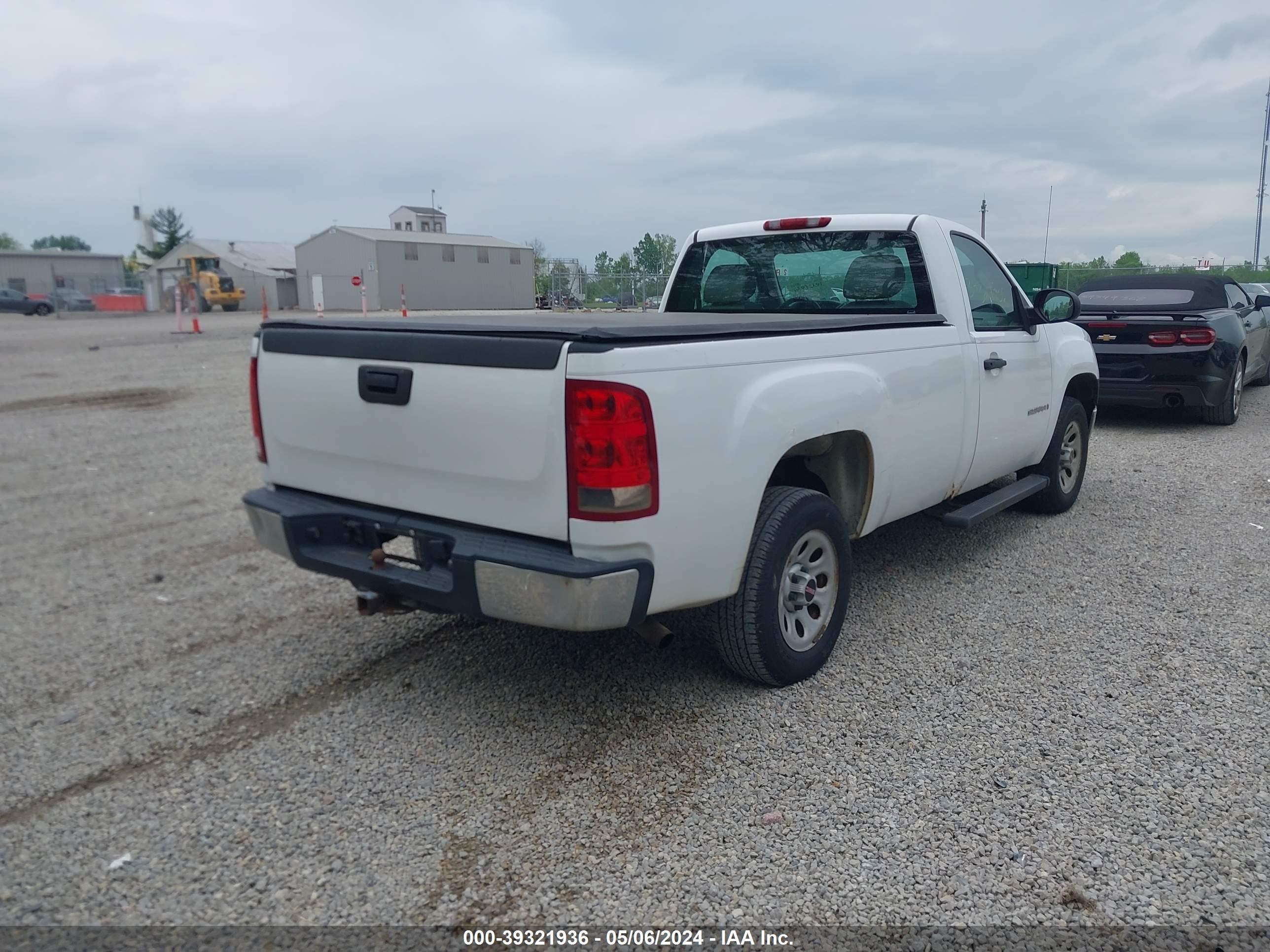 Photo 3 VIN: 1GTEC14X98Z252069 - GMC SIERRA 