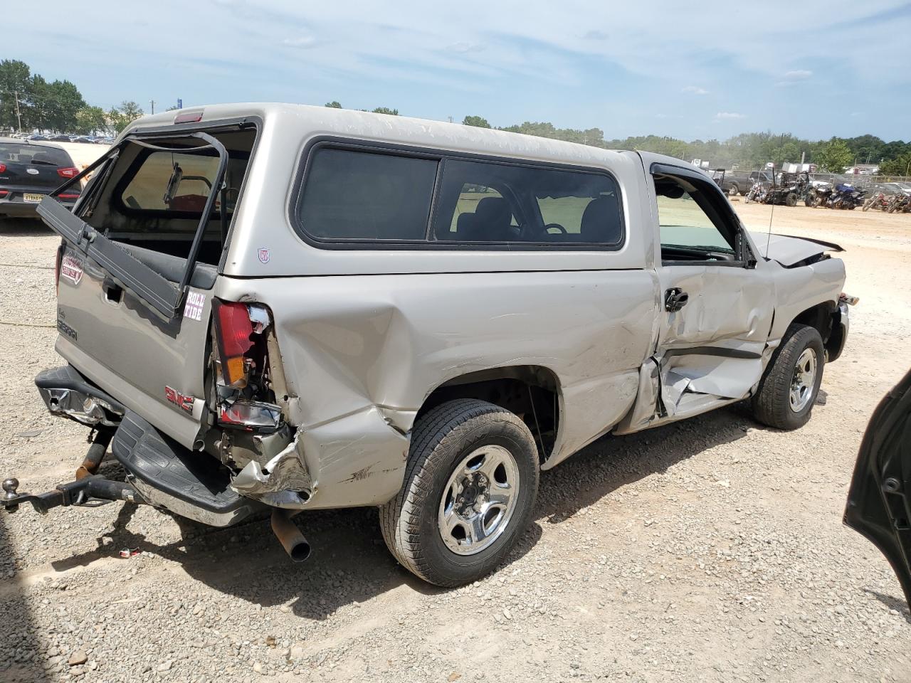 Photo 2 VIN: 1GTEC14XX4Z218281 - GMC SIERRA 