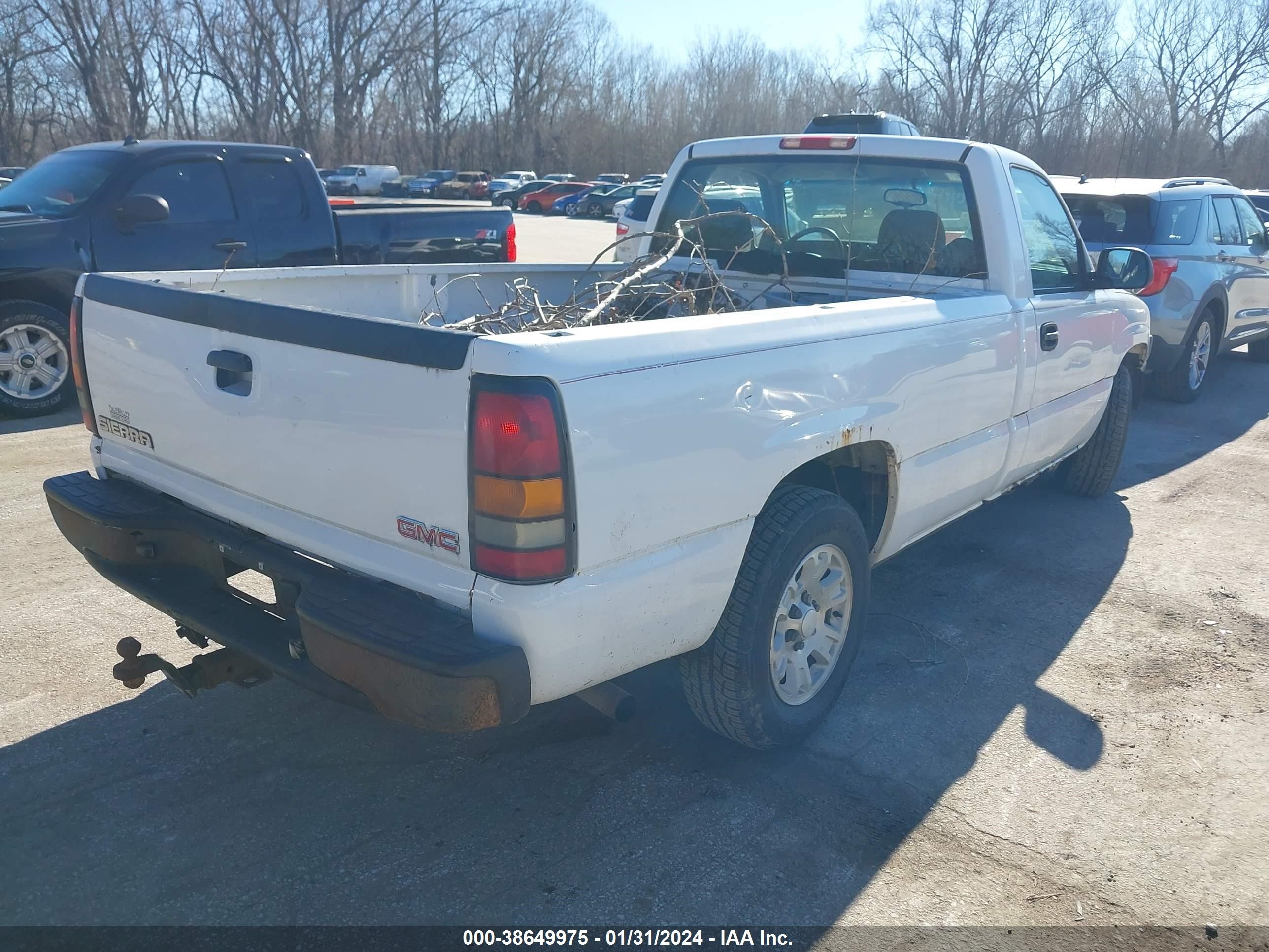 Photo 3 VIN: 1GTEC14XX7Z152397 - GMC SIERRA 