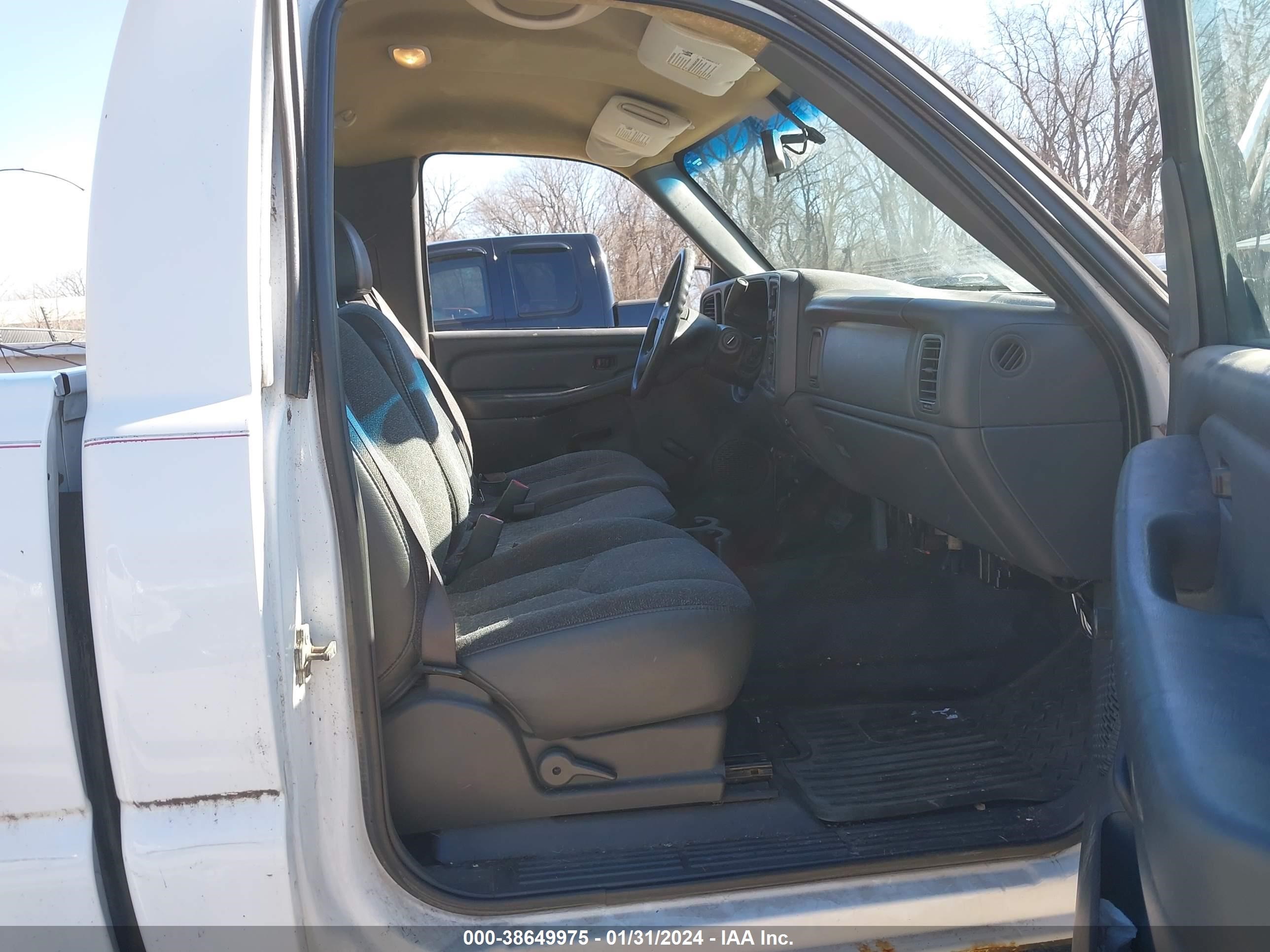 Photo 4 VIN: 1GTEC14XX7Z152397 - GMC SIERRA 