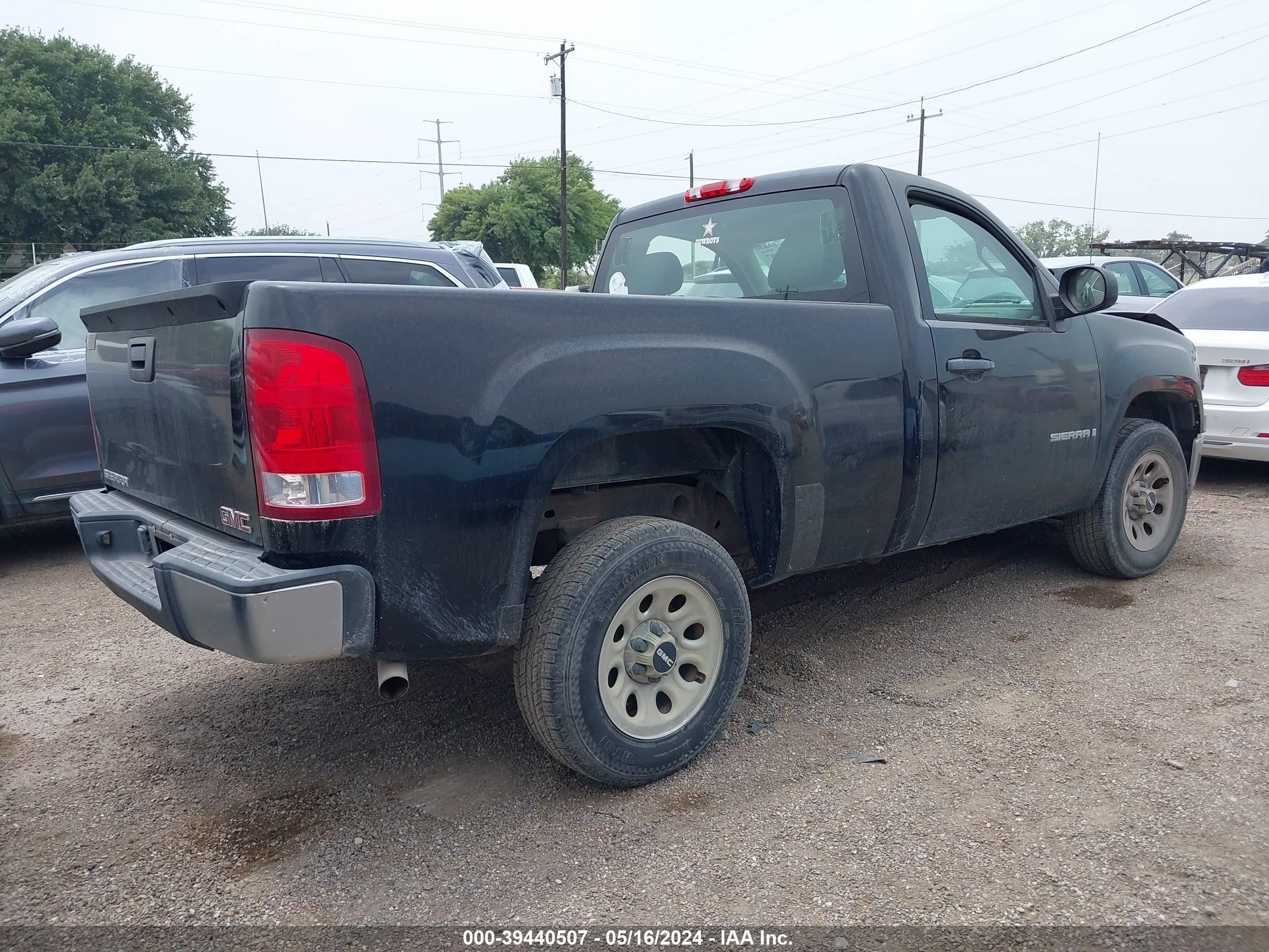 Photo 3 VIN: 1GTEC14XX8Z126271 - GMC SIERRA 