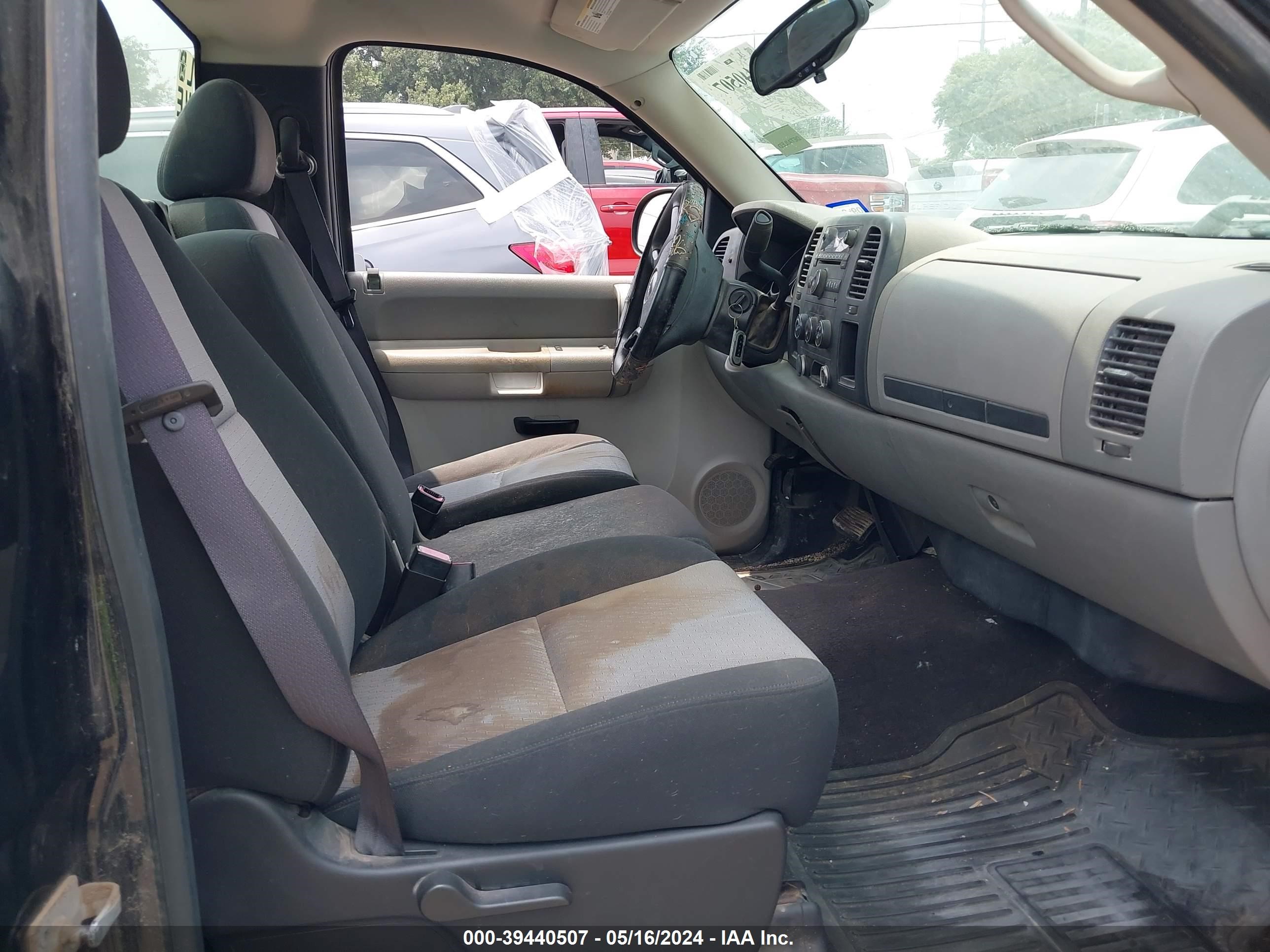 Photo 4 VIN: 1GTEC14XX8Z126271 - GMC SIERRA 