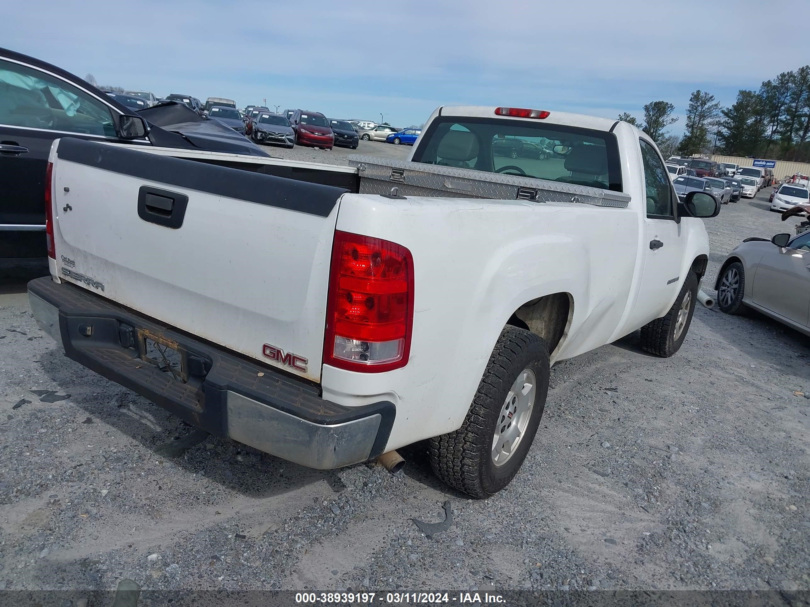 Photo 3 VIN: 1GTEC14XX8Z136878 - GMC SIERRA 