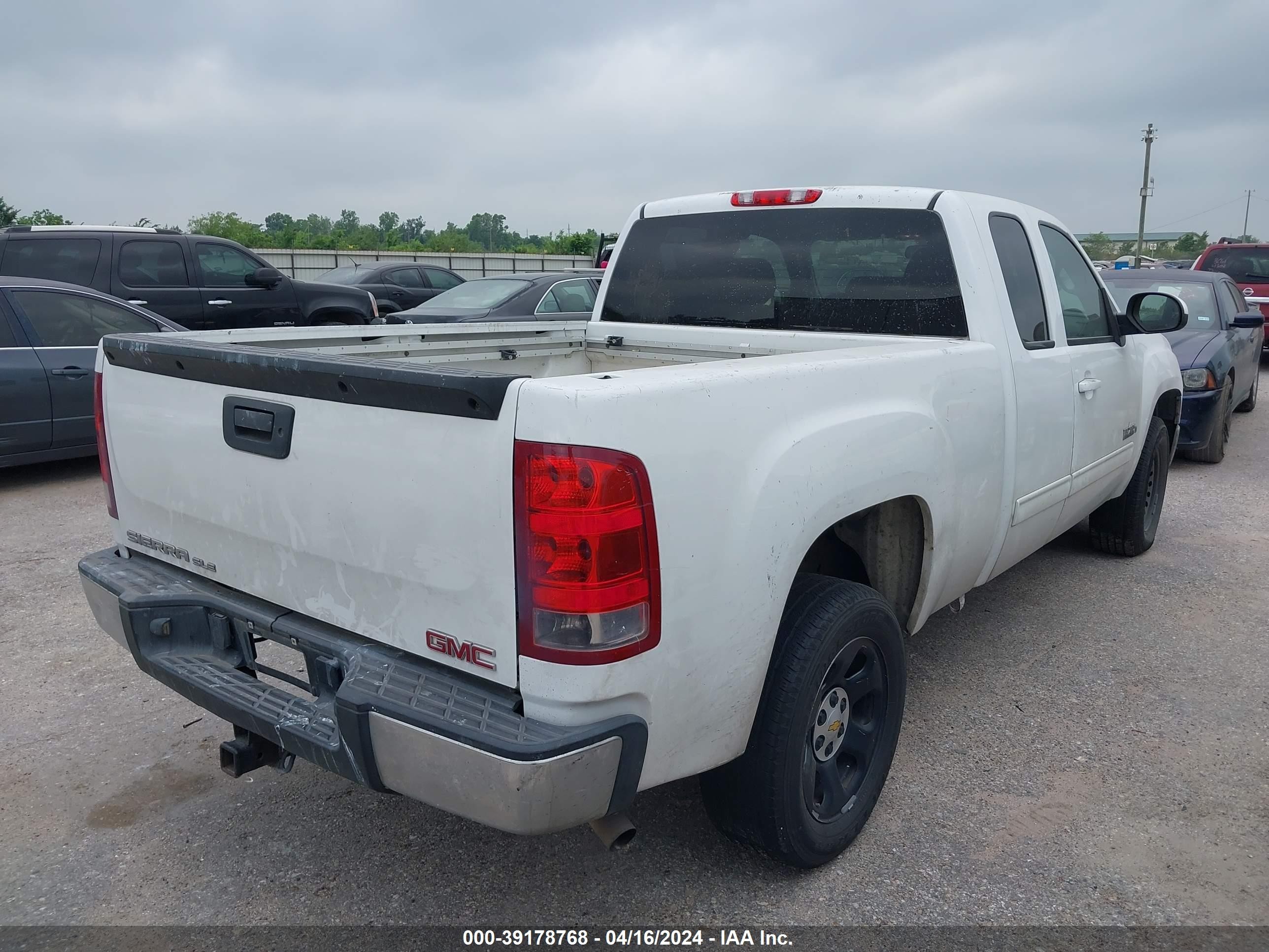 Photo 3 VIN: 1GTEC19J48Z287252 - GMC SIERRA 