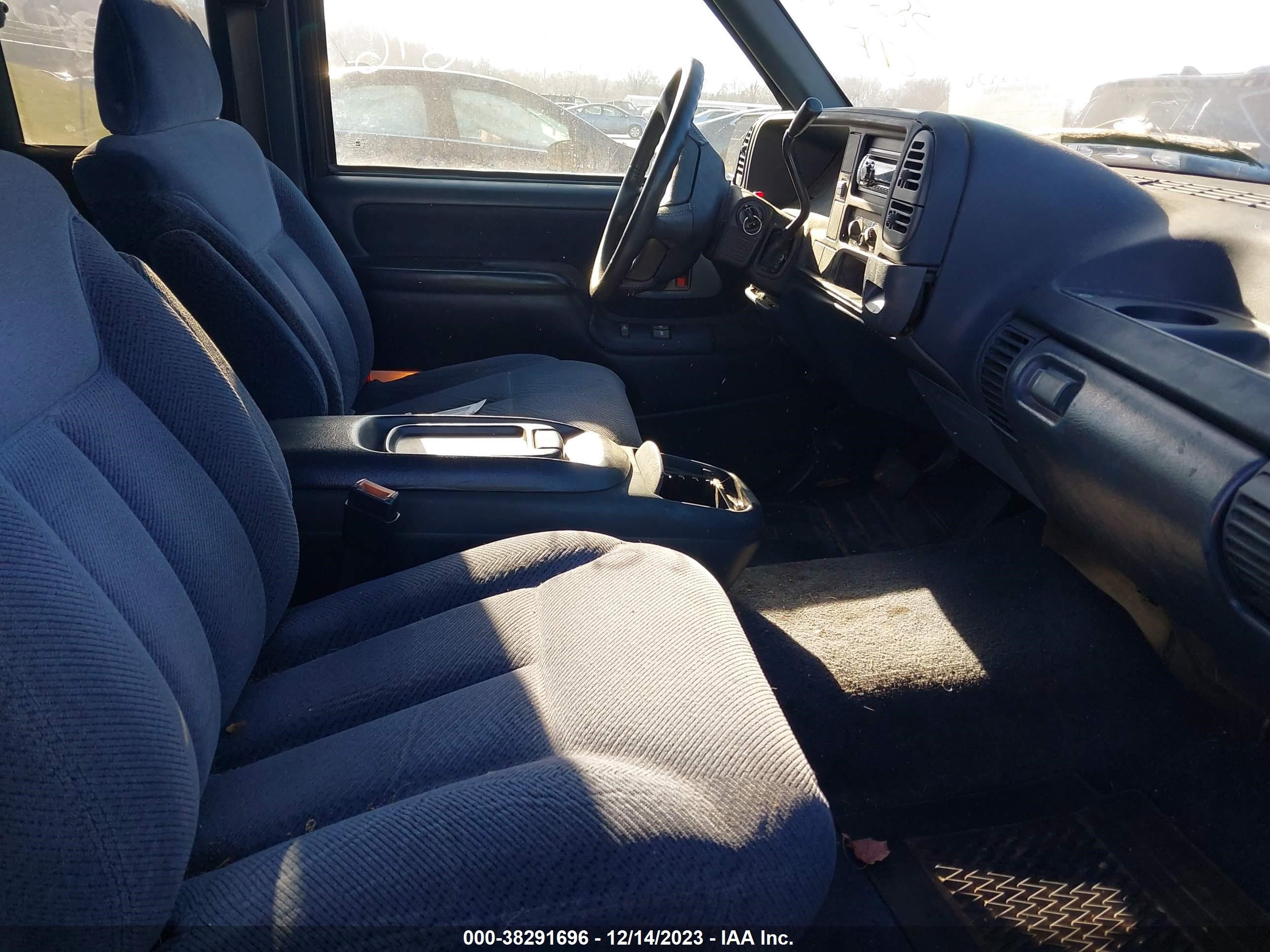 Photo 4 VIN: 1GTEC19K0SE526965 - GMC SIERRA 