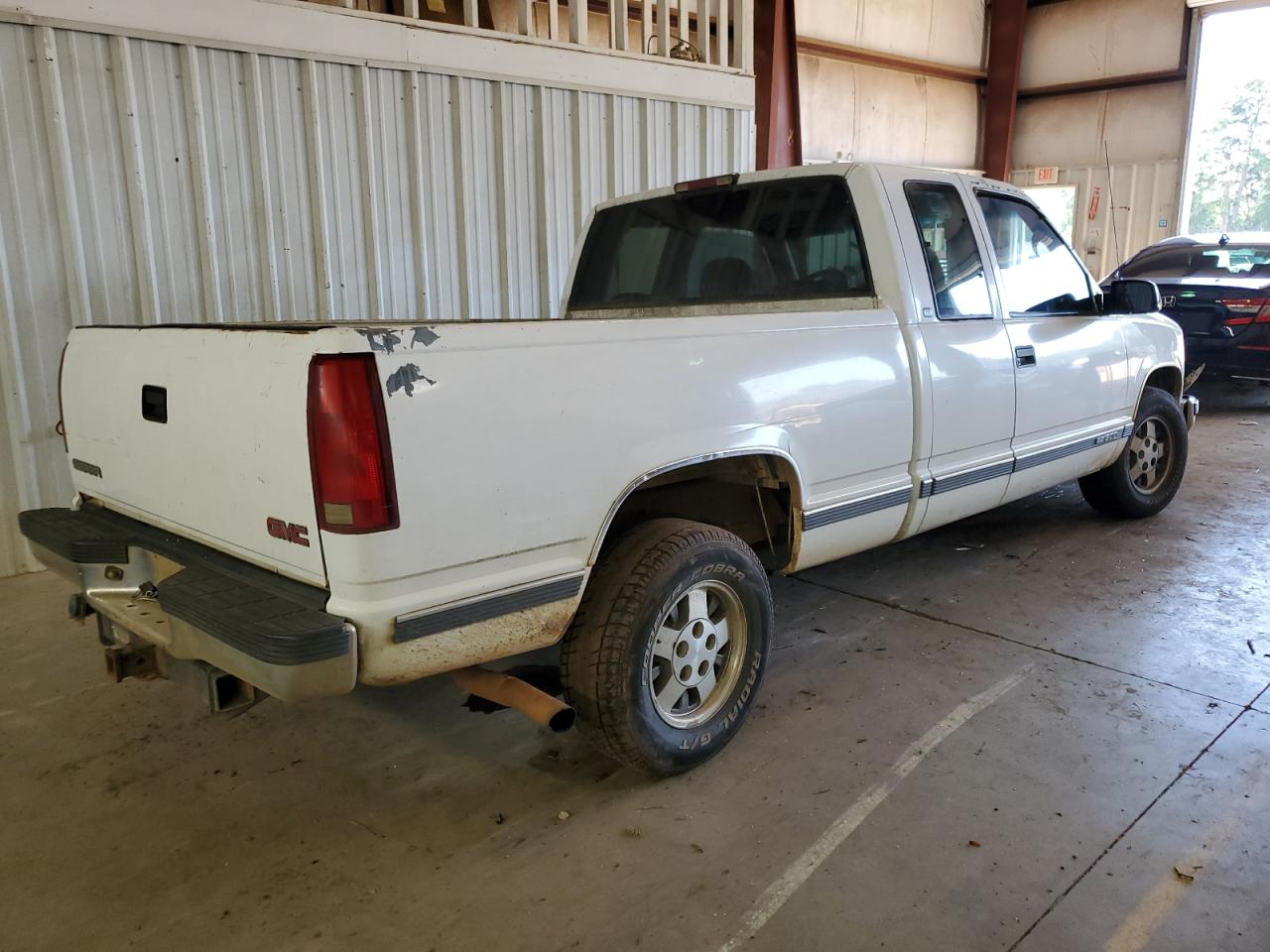 Photo 2 VIN: 1GTEC19R0WR516903 - GMC SIERRA 