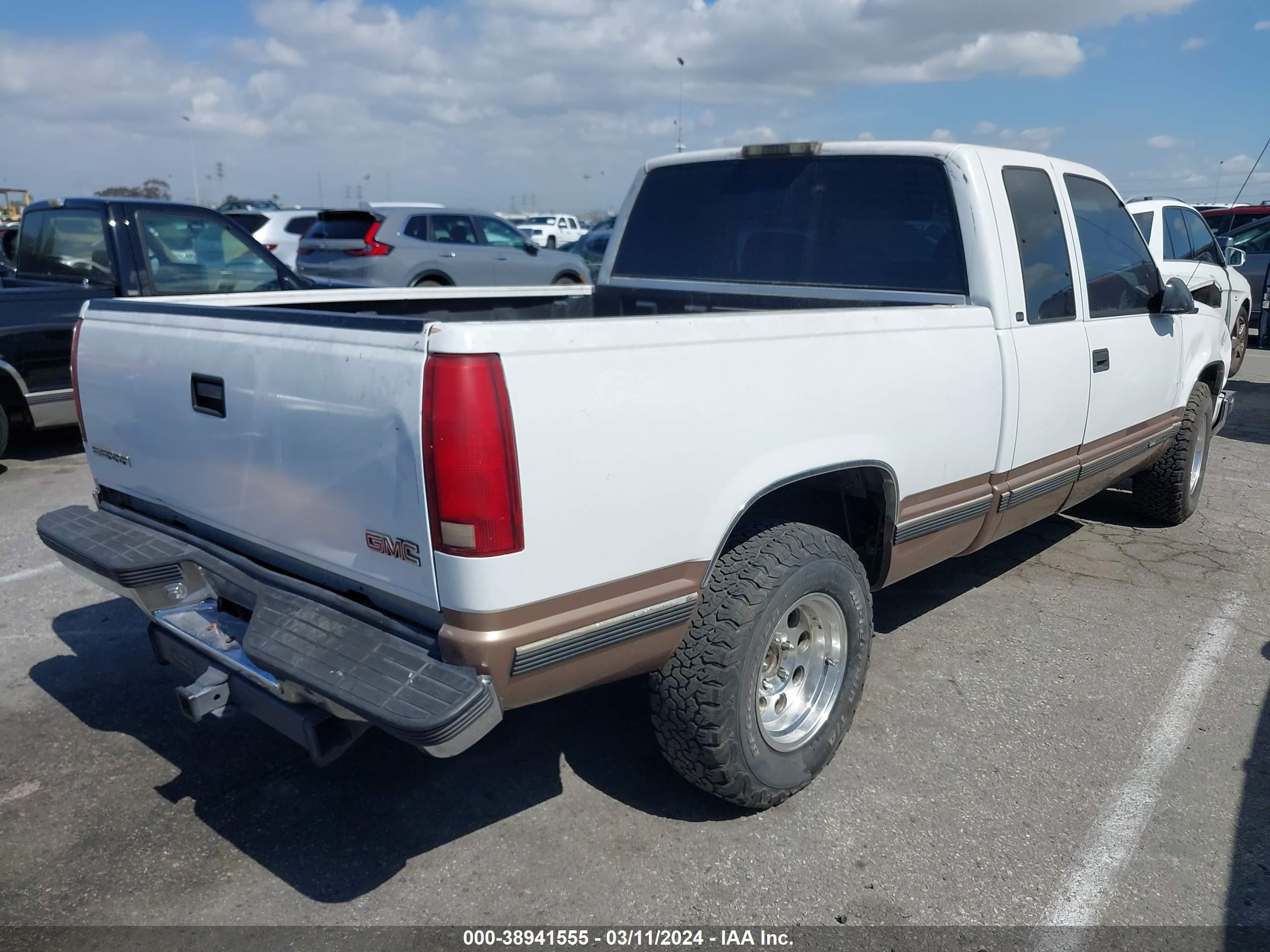 Photo 3 VIN: 1GTEC19R1WR514769 - GMC SIERRA 