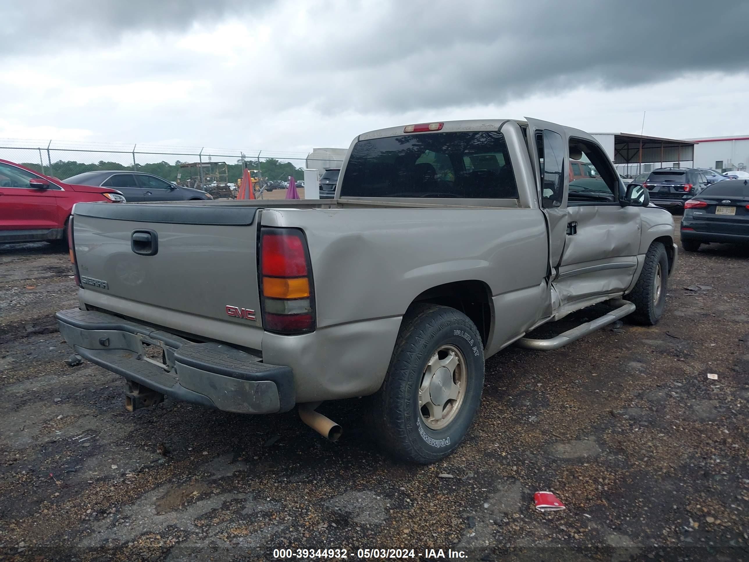 Photo 3 VIN: 1GTEC19T94Z331807 - GMC SIERRA 