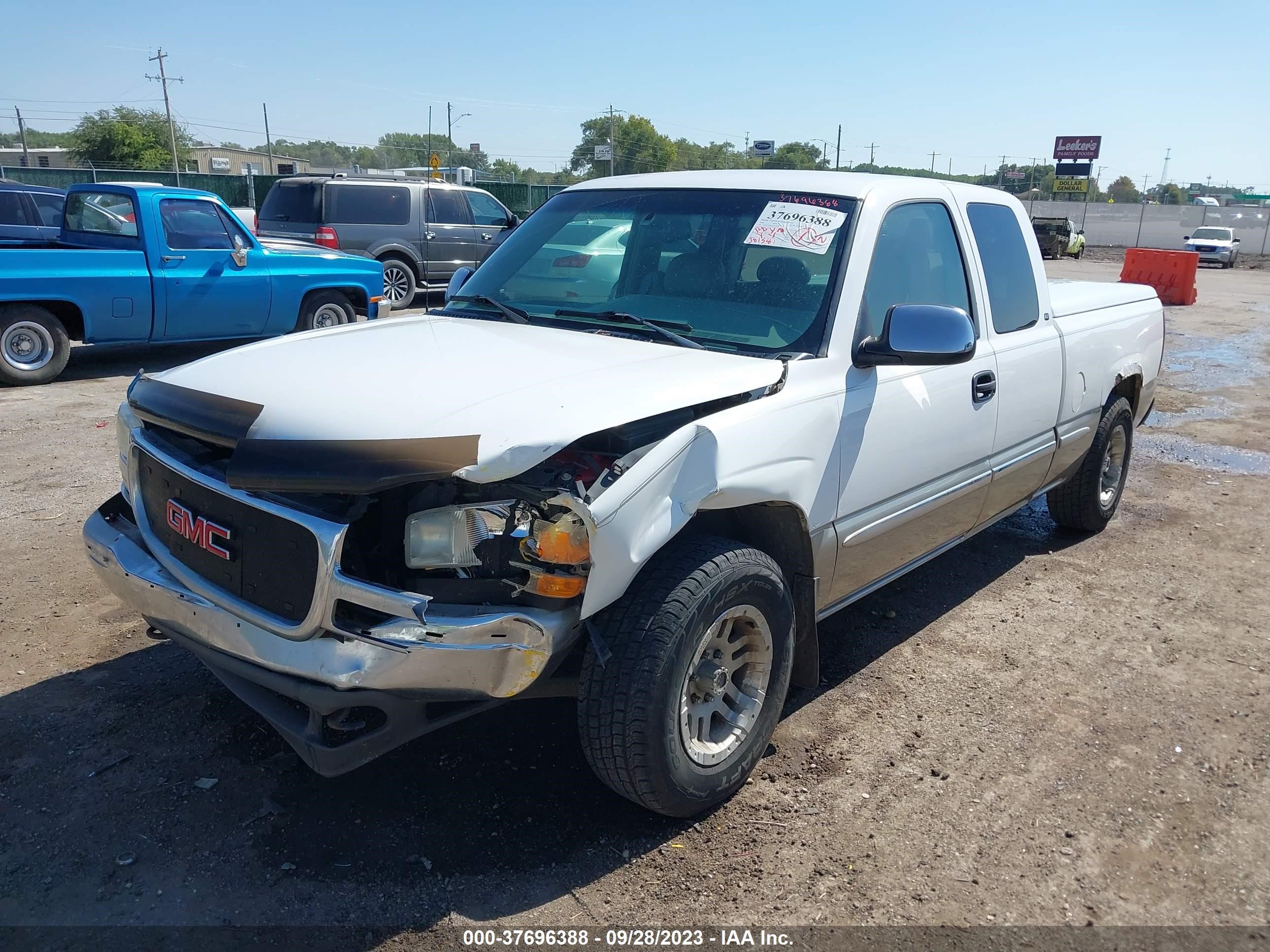 Photo 1 VIN: 1GTEC19T9YZ125859 - GMC SIERRA 