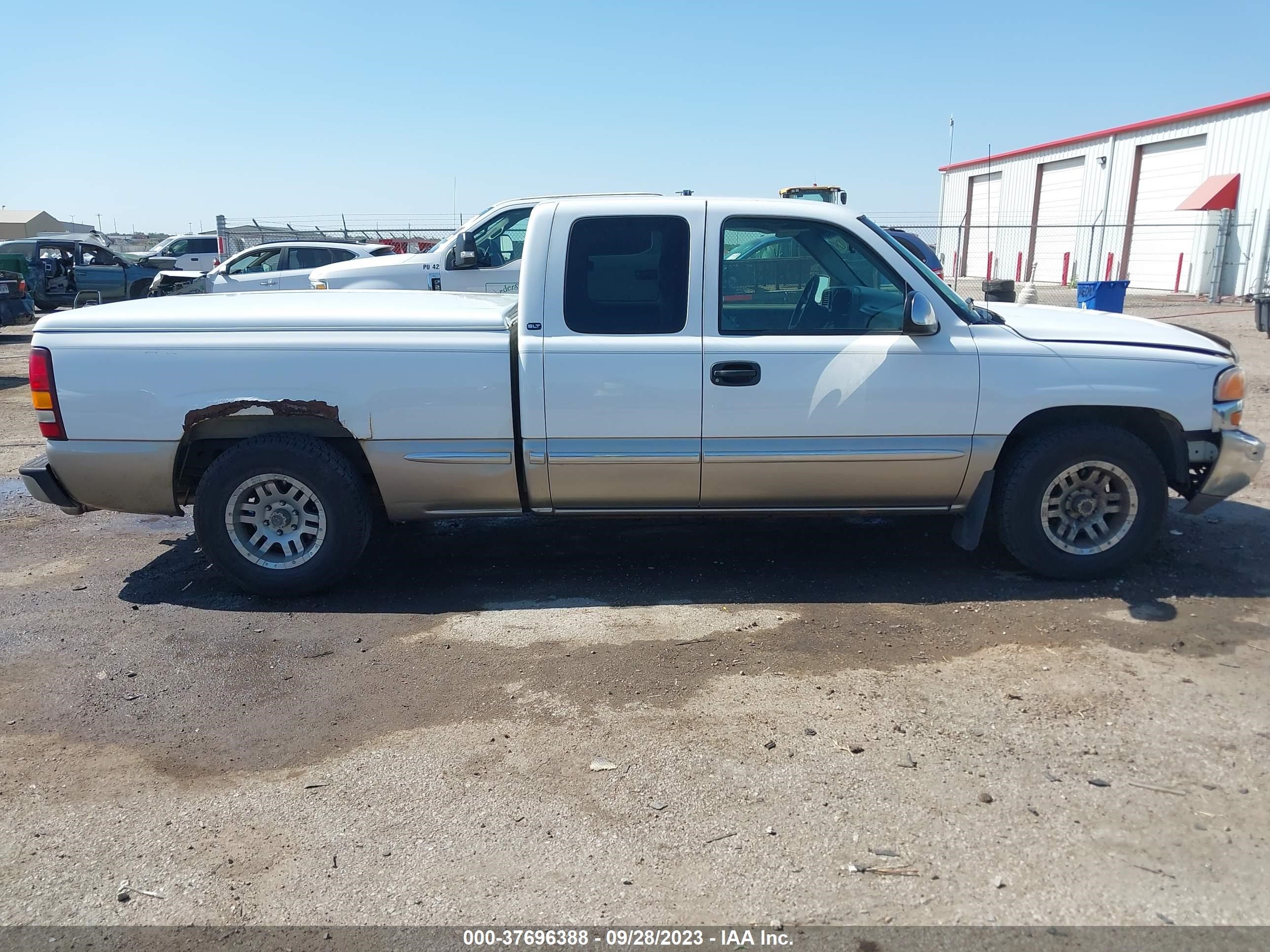 Photo 13 VIN: 1GTEC19T9YZ125859 - GMC SIERRA 