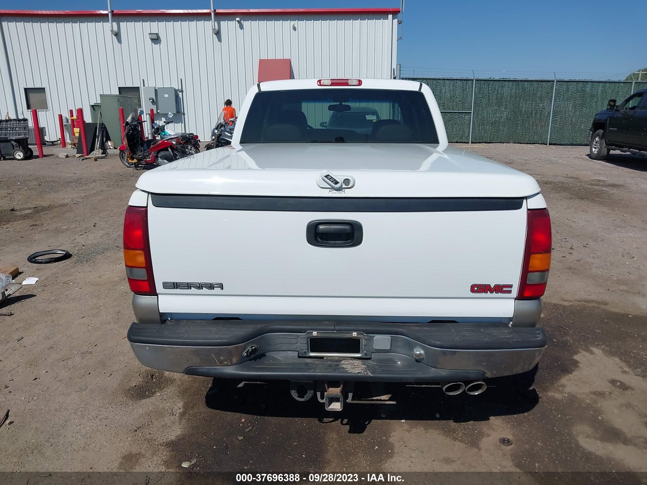 Photo 16 VIN: 1GTEC19T9YZ125859 - GMC SIERRA 