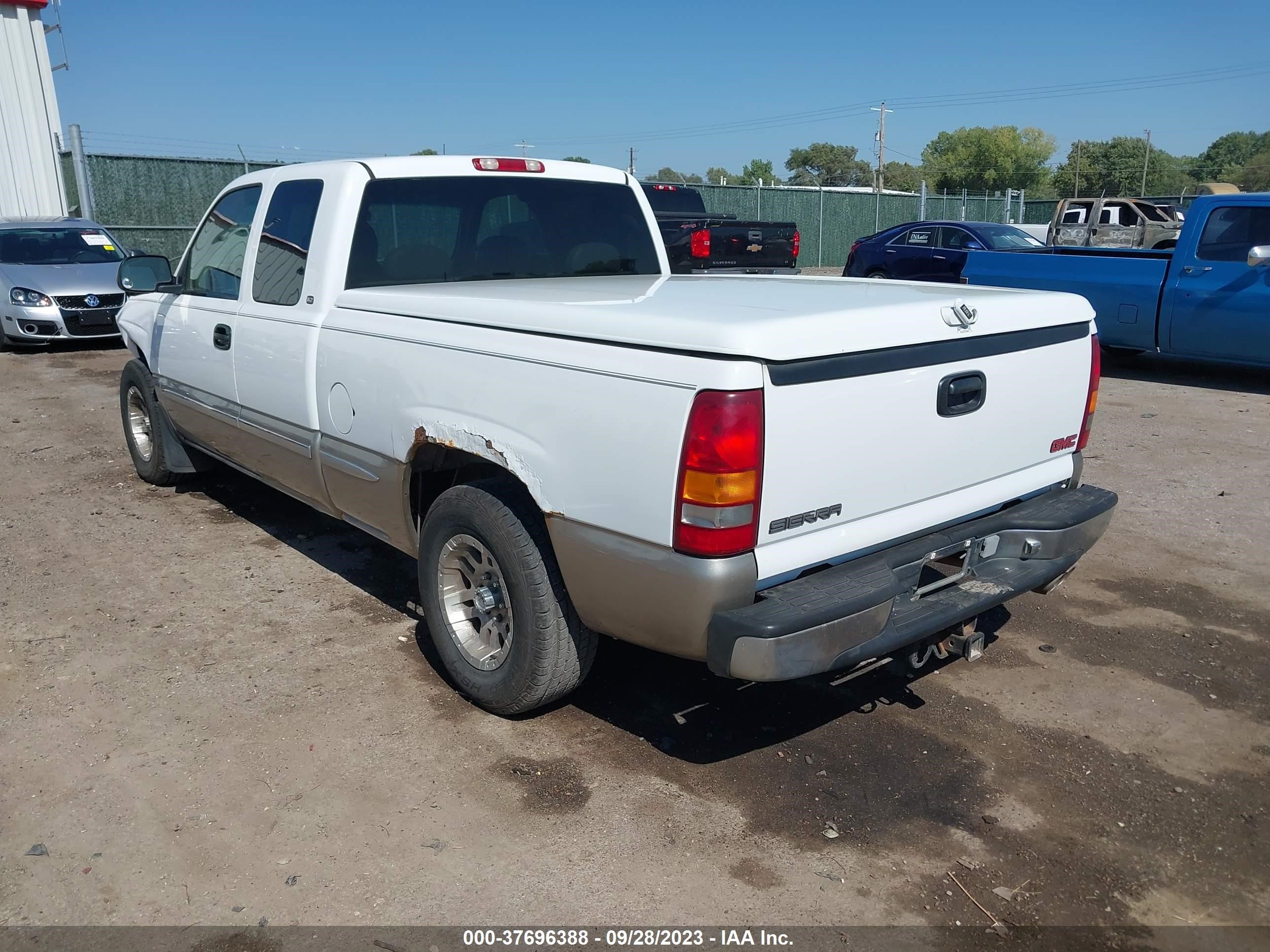 Photo 2 VIN: 1GTEC19T9YZ125859 - GMC SIERRA 