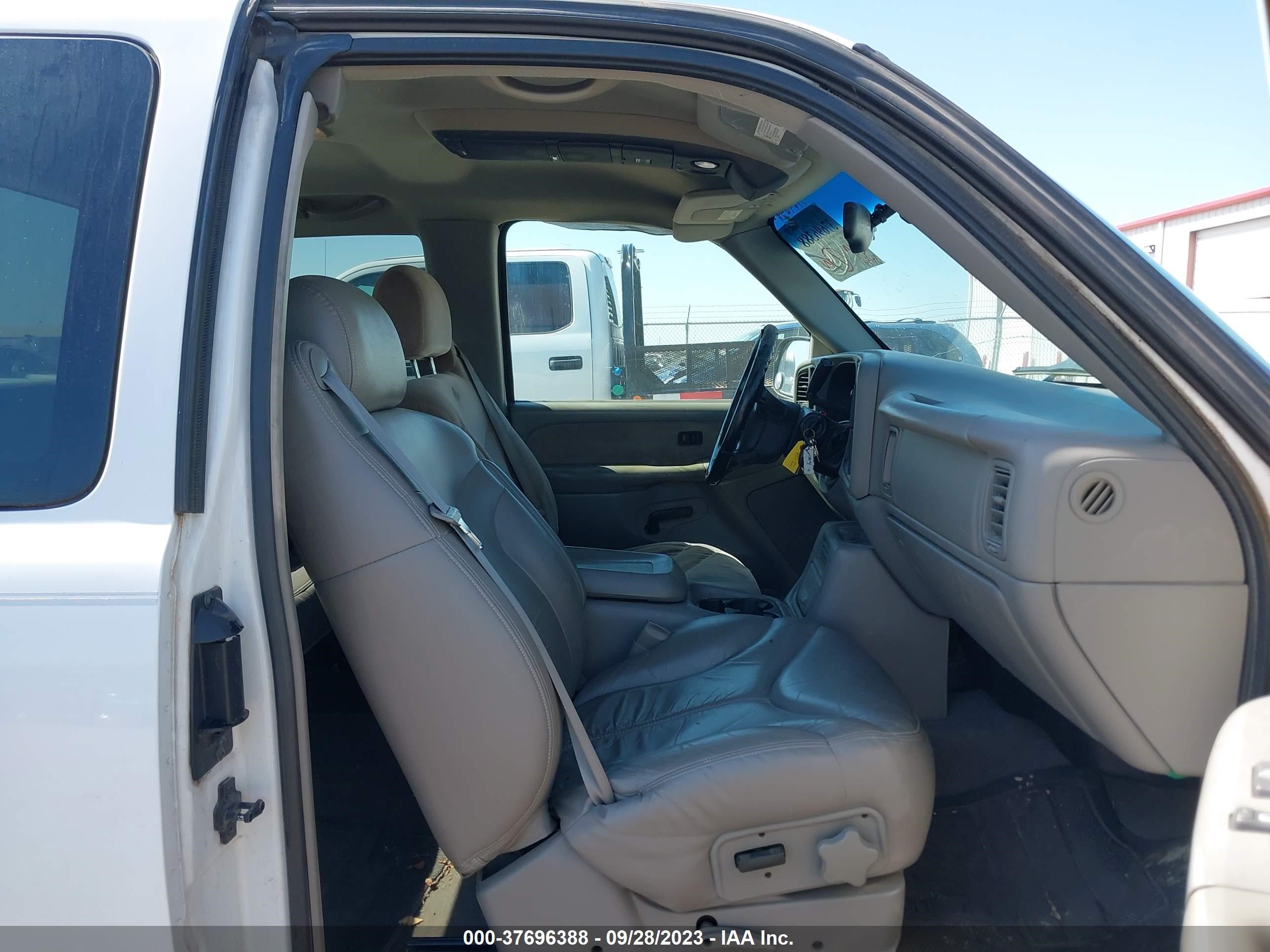 Photo 4 VIN: 1GTEC19T9YZ125859 - GMC SIERRA 