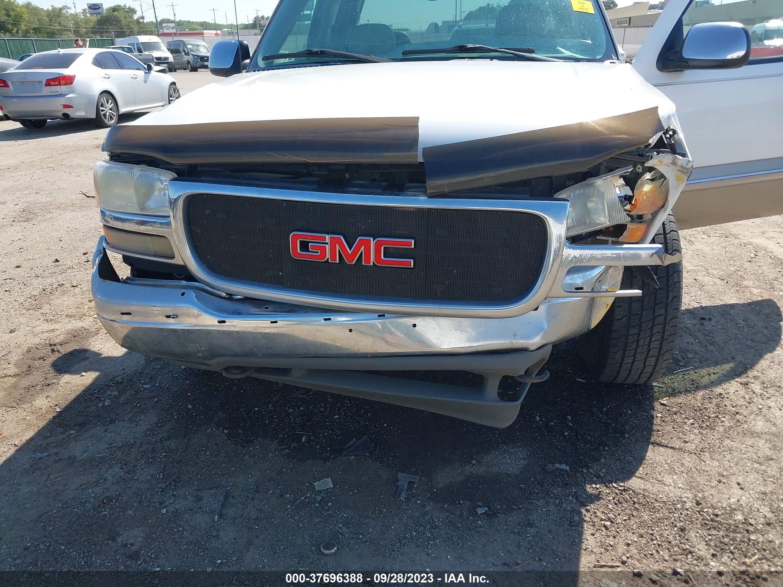 Photo 5 VIN: 1GTEC19T9YZ125859 - GMC SIERRA 