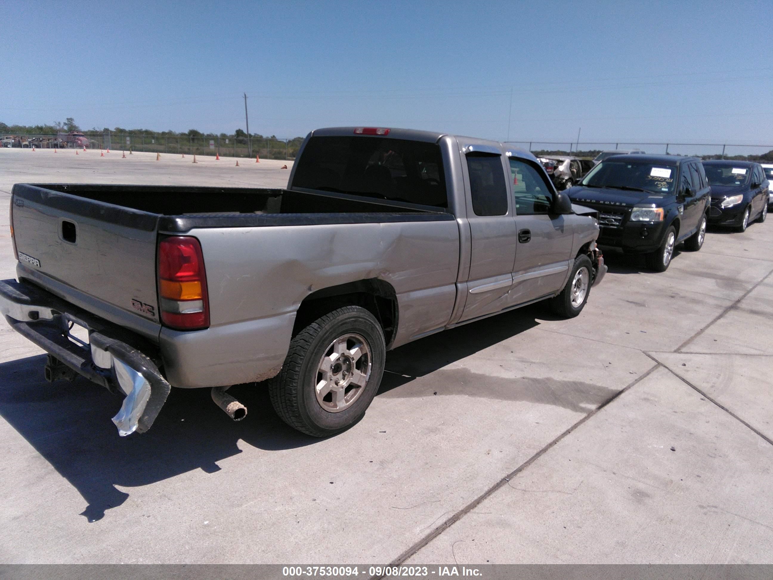 Photo 3 VIN: 1GTEC19TX3Z111297 - GMC SIERRA 