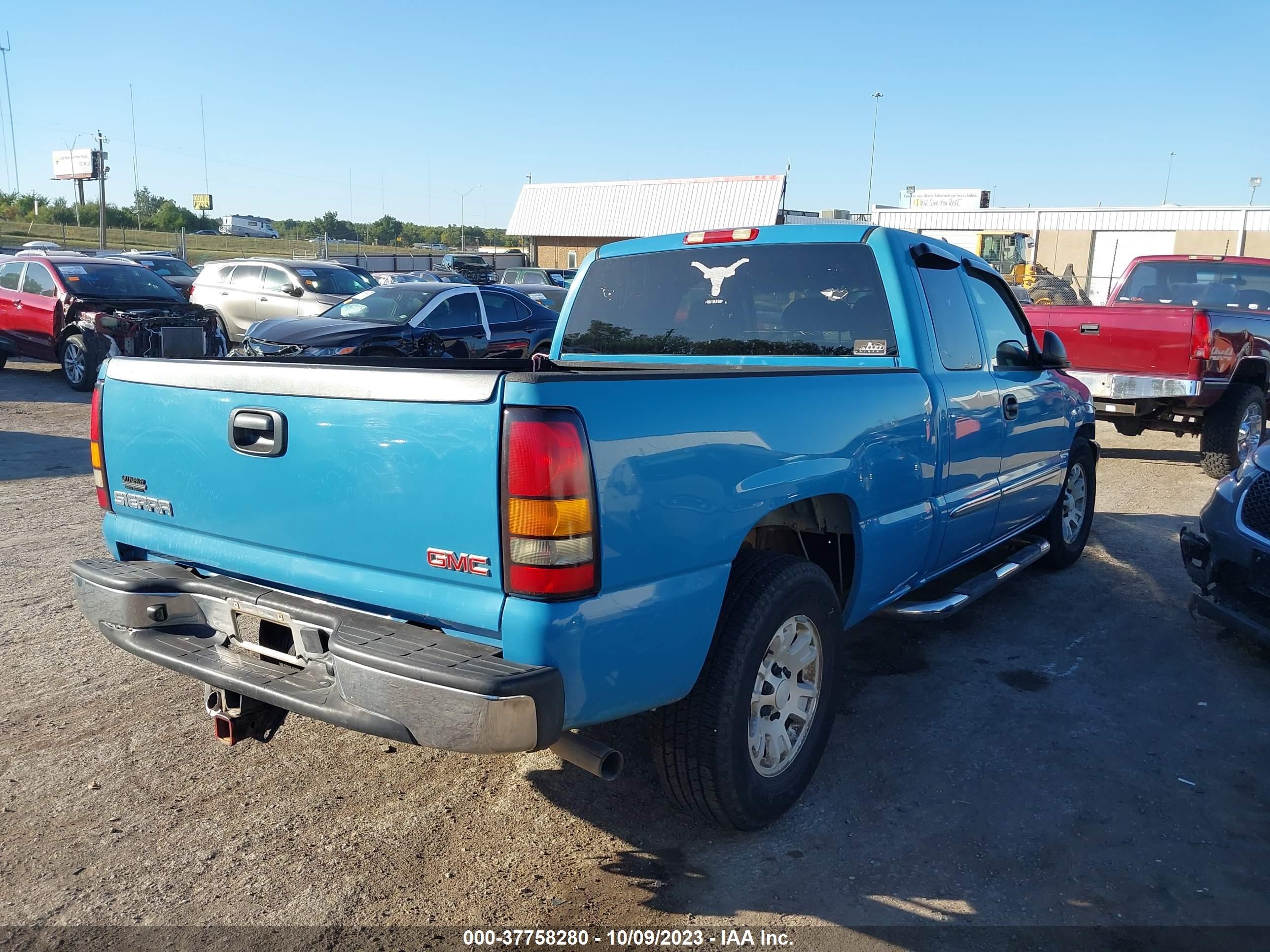 Photo 3 VIN: 1GTEC19TX5Z330604 - GMC SIERRA 