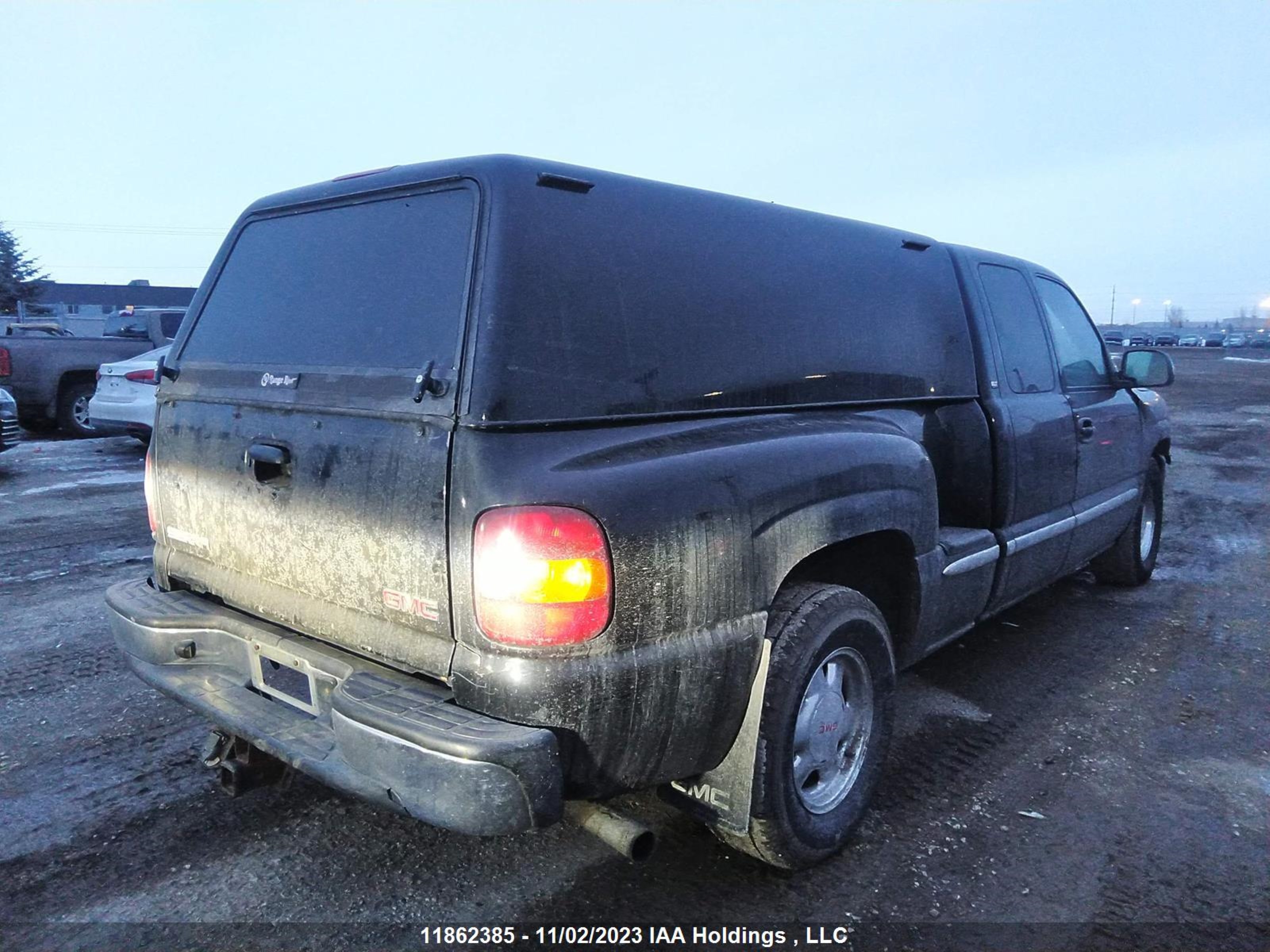 Photo 3 VIN: 1GTEC19TXYZ359038 - GMC SIERRA 