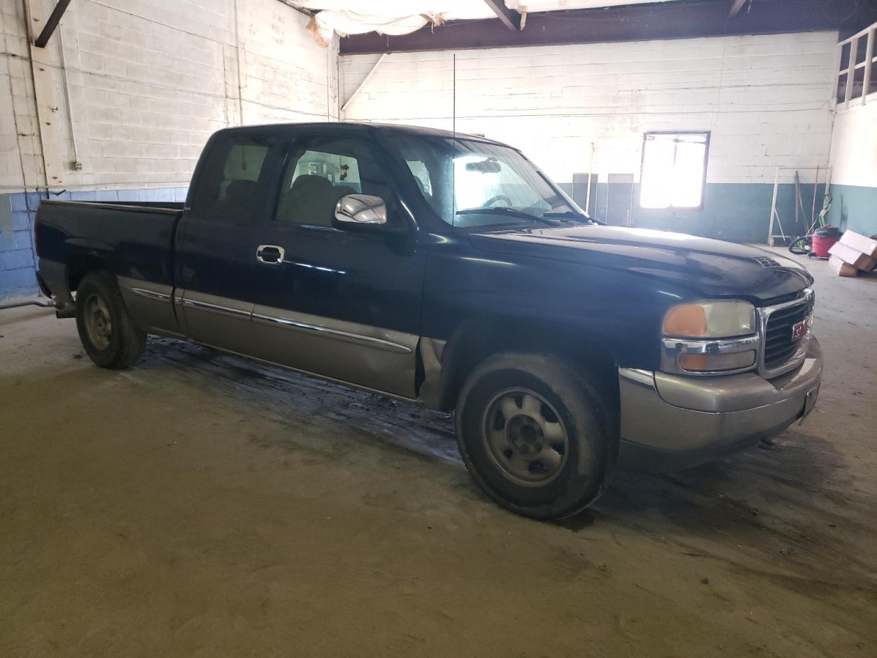 Photo 3 VIN: 1GTEC19V9YZ310012 - GMC SIERRA 