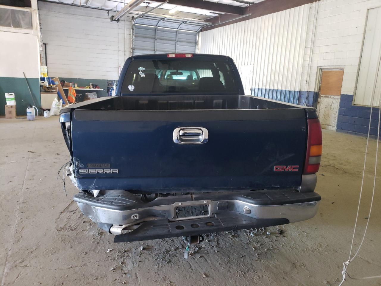 Photo 5 VIN: 1GTEC19V9YZ310012 - GMC SIERRA 