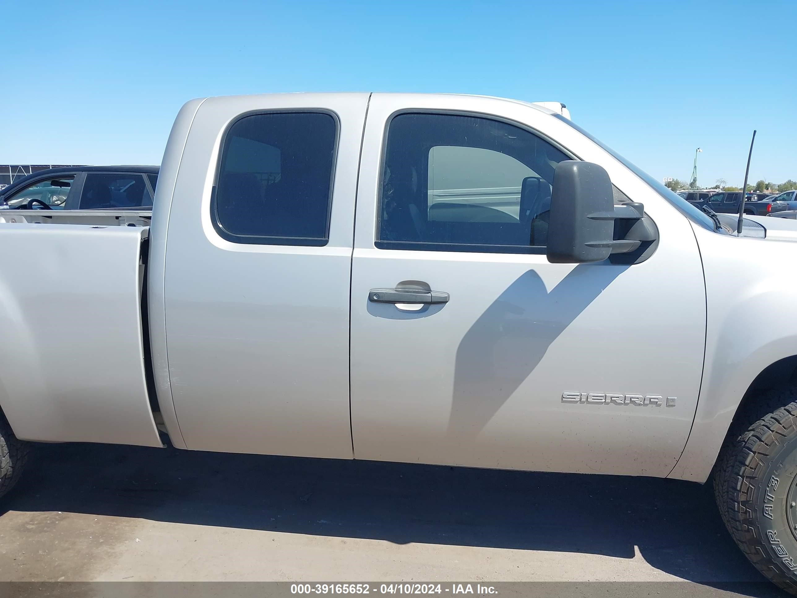 Photo 13 VIN: 1GTEC19X89Z132208 - GMC SIERRA 