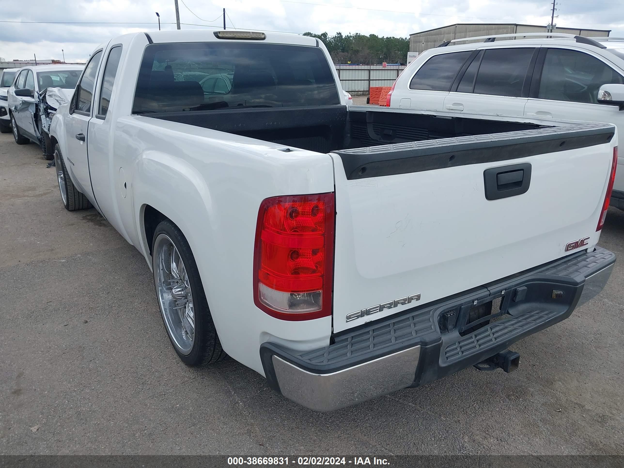 Photo 2 VIN: 1GTEC19X98Z189841 - GMC SIERRA 