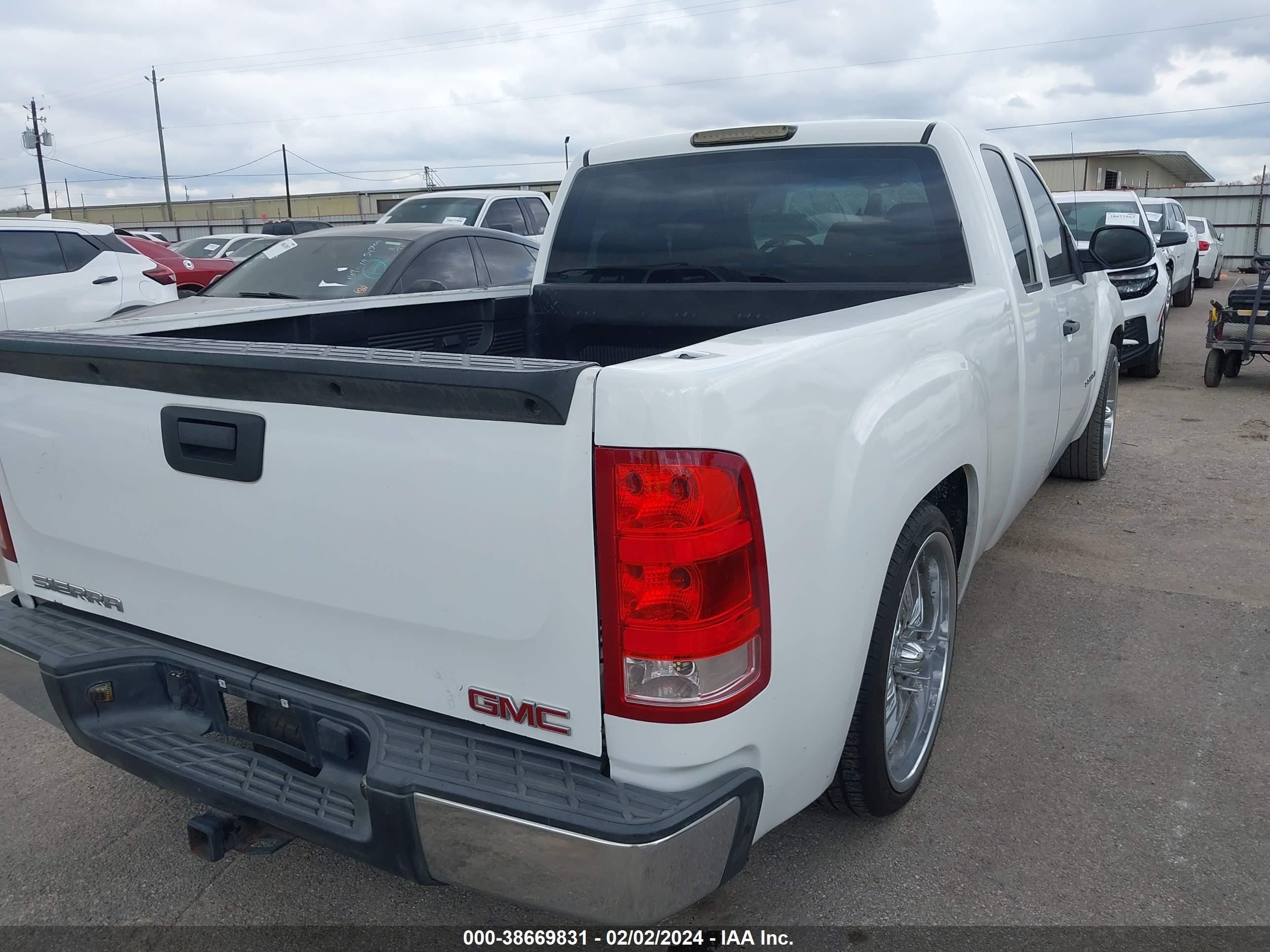 Photo 3 VIN: 1GTEC19X98Z189841 - GMC SIERRA 