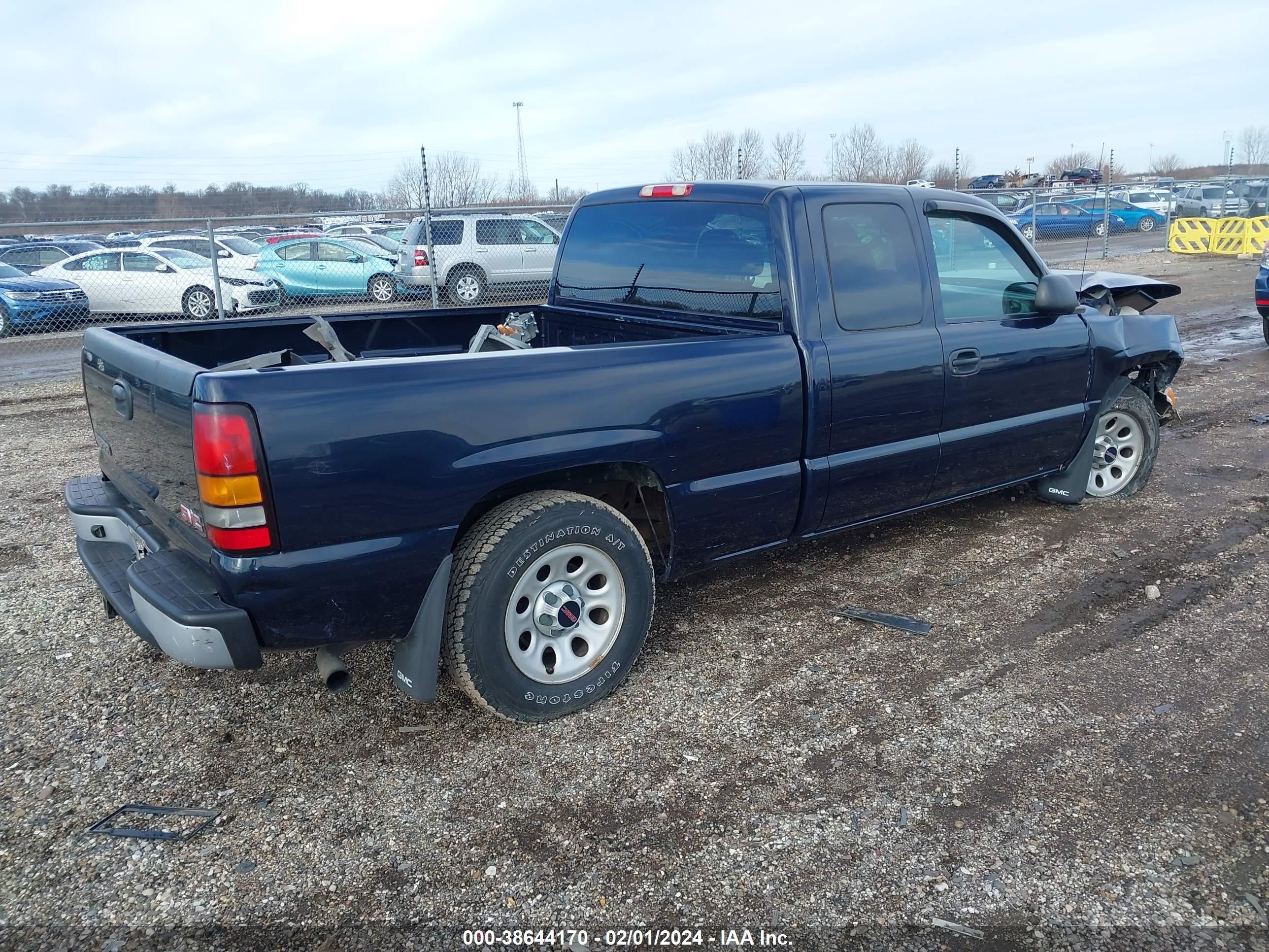 Photo 3 VIN: 1GTEC19XX7Z169371 - GMC SIERRA 