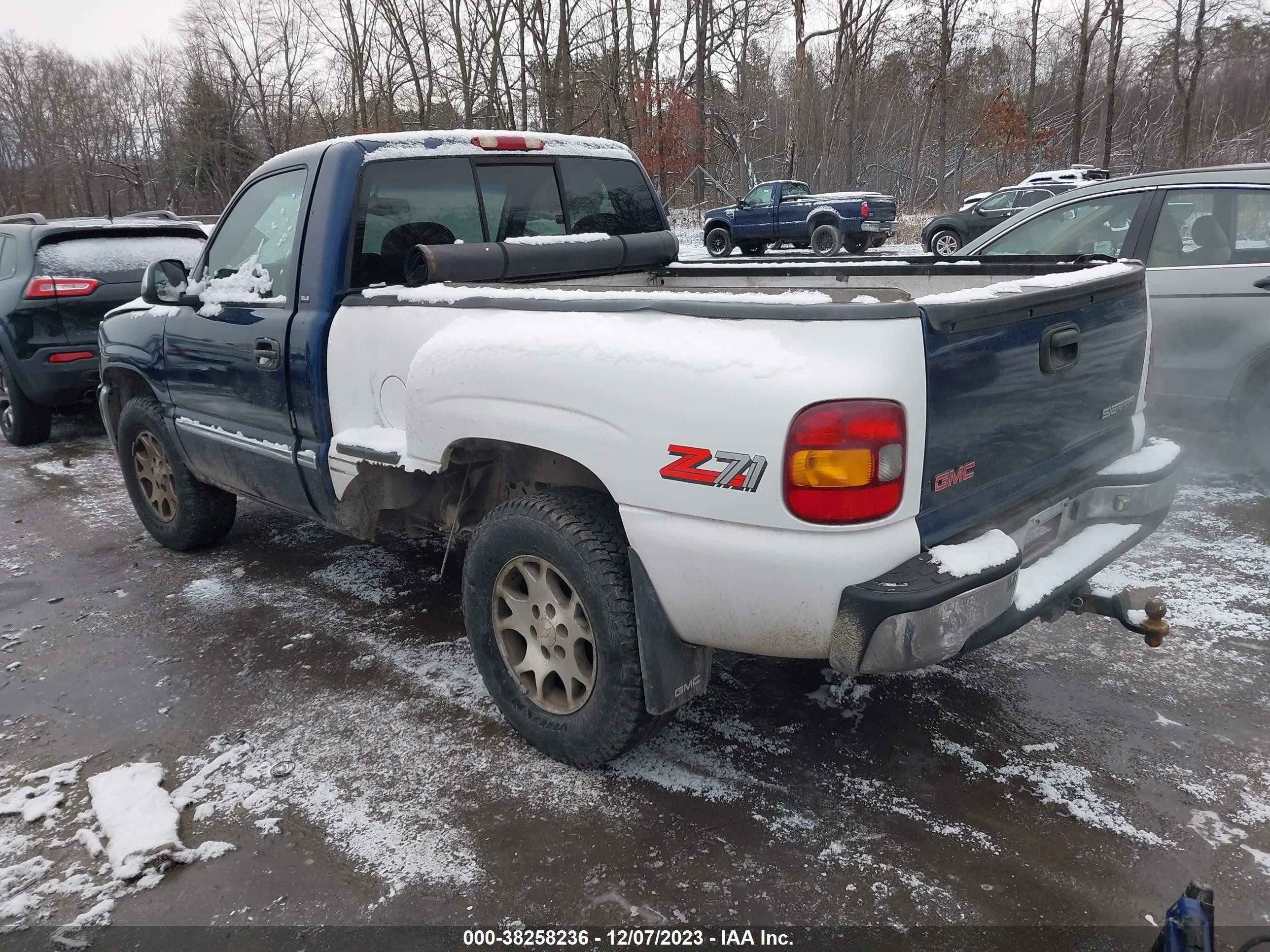 Photo 2 VIN: 1GTEK14T7YZ243015 - GMC SIERRA 