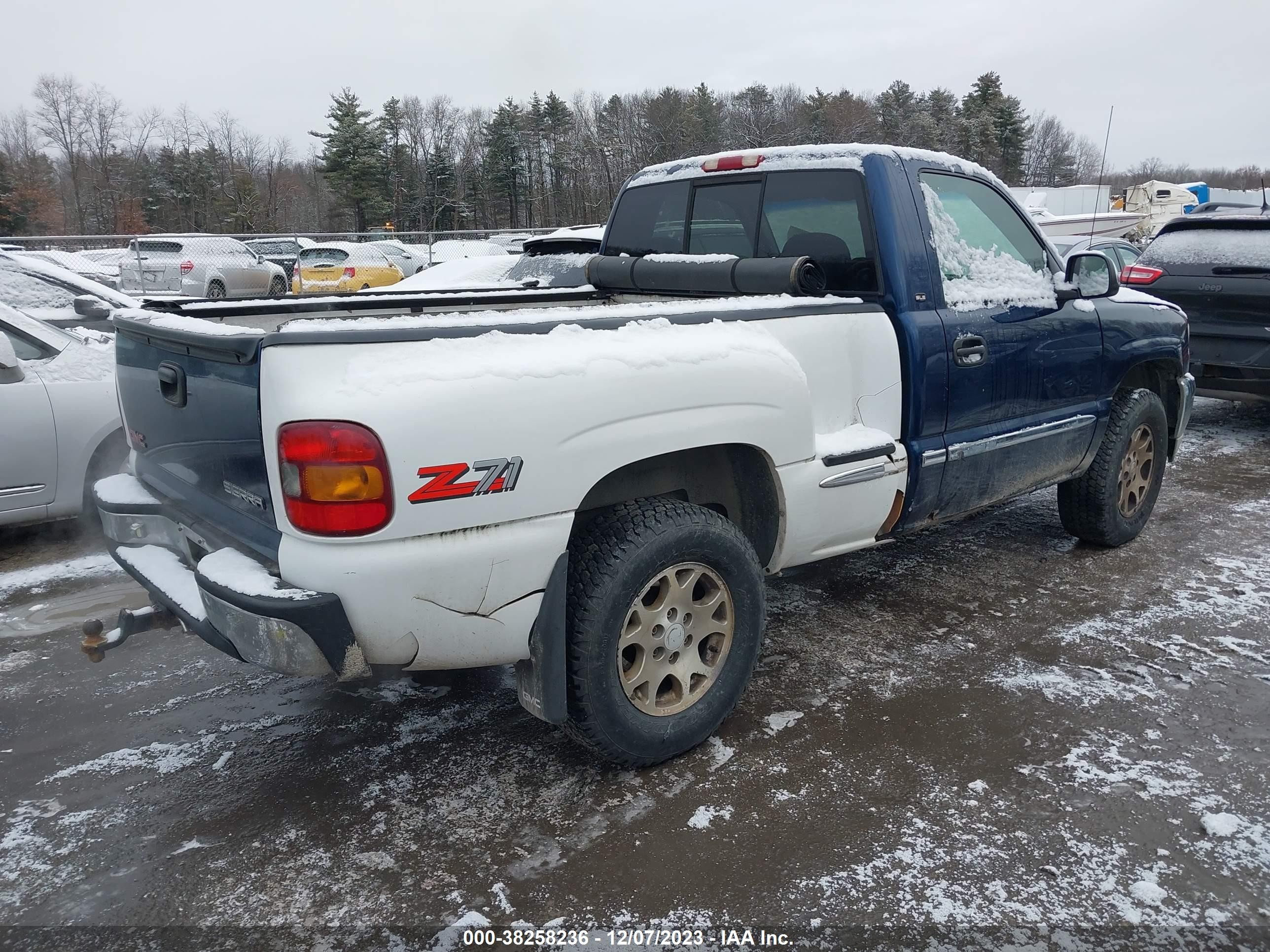 Photo 3 VIN: 1GTEK14T7YZ243015 - GMC SIERRA 