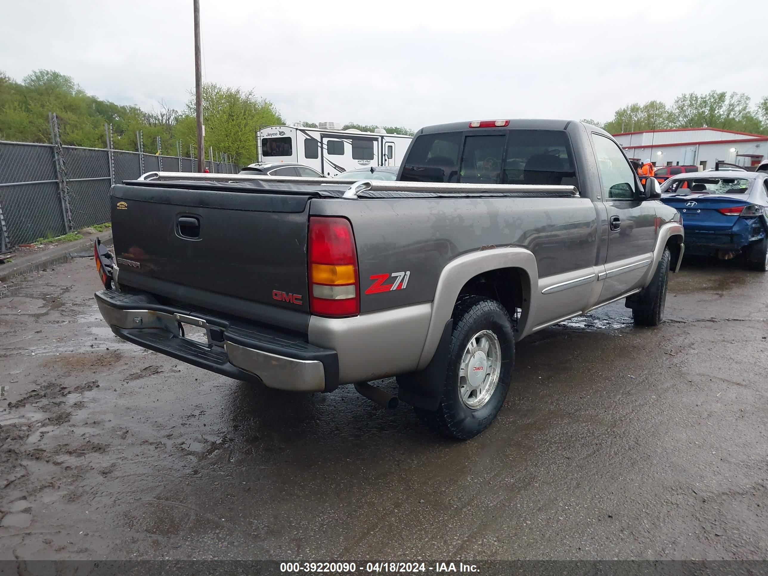 Photo 3 VIN: 1GTEK14V0YE301085 - GMC SIERRA 