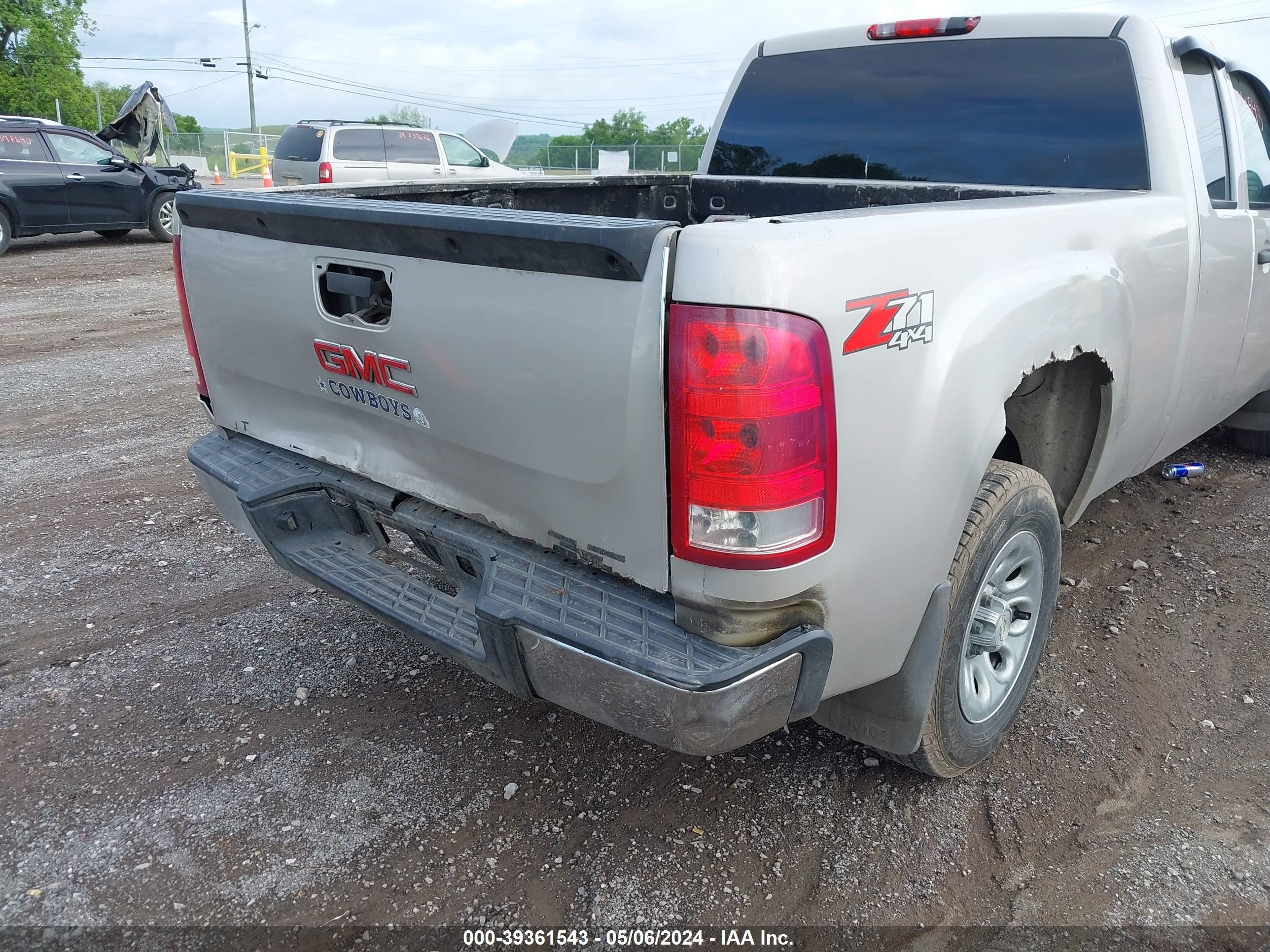 Photo 5 VIN: 1GTEK19058Z313724 - GMC SIERRA 