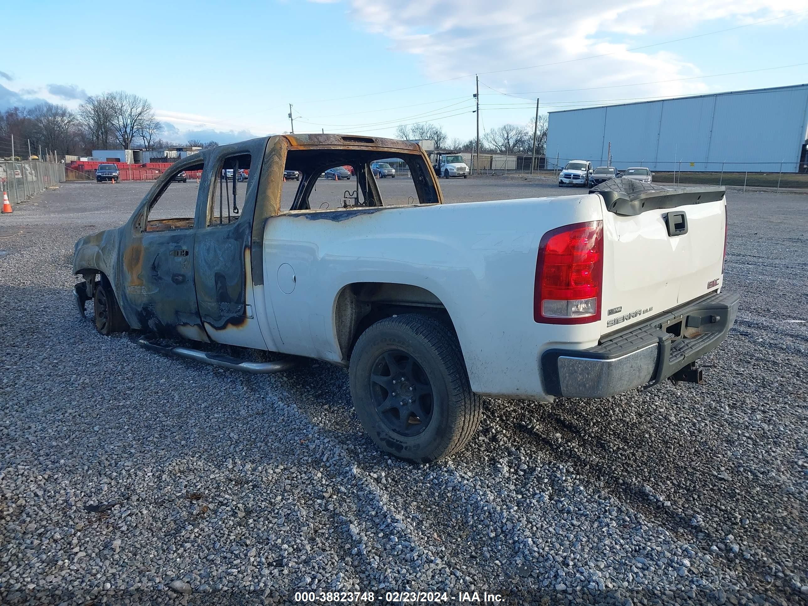 Photo 2 VIN: 1GTEK190X7Z582624 - GMC SIERRA 