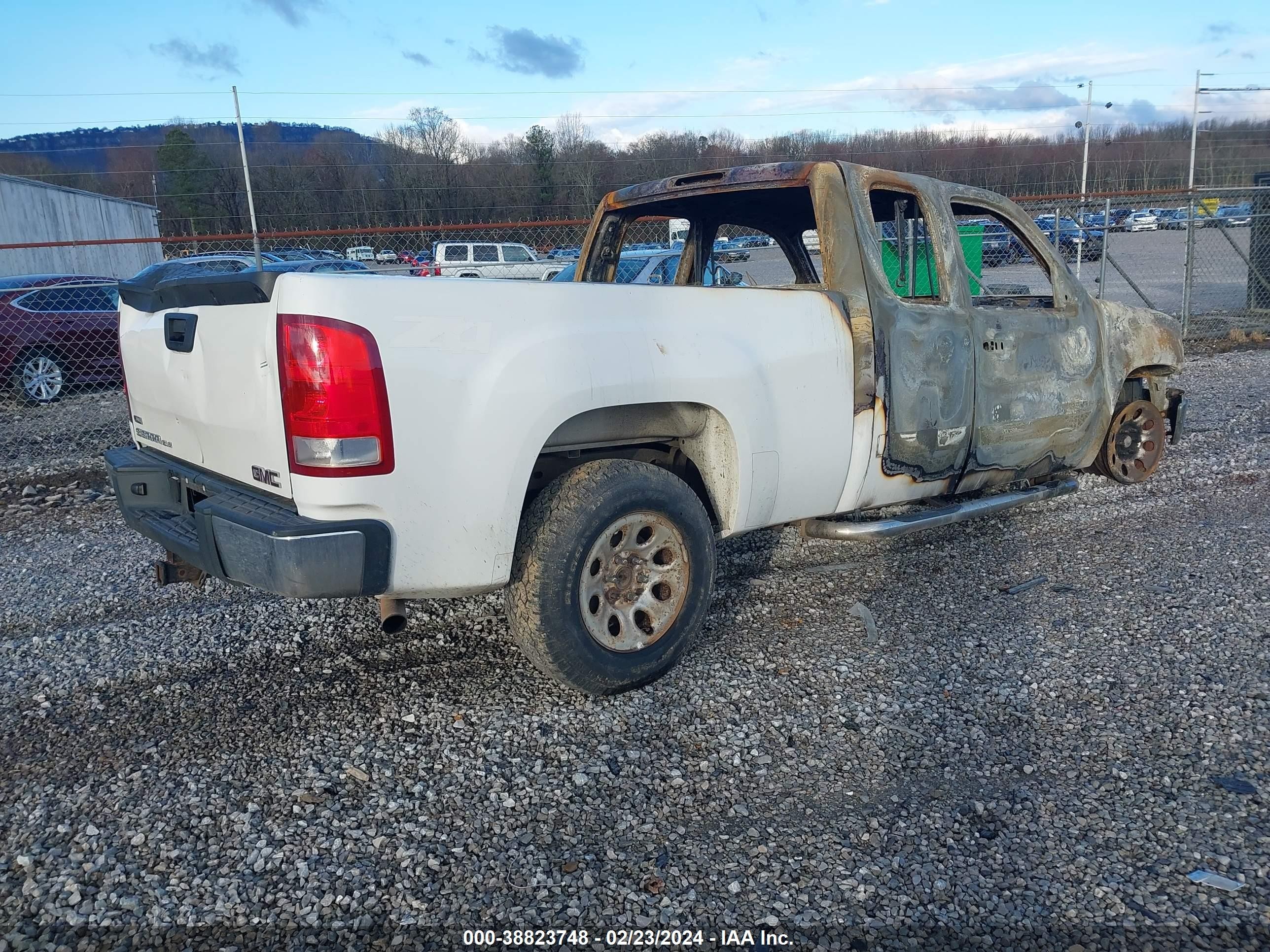 Photo 3 VIN: 1GTEK190X7Z582624 - GMC SIERRA 