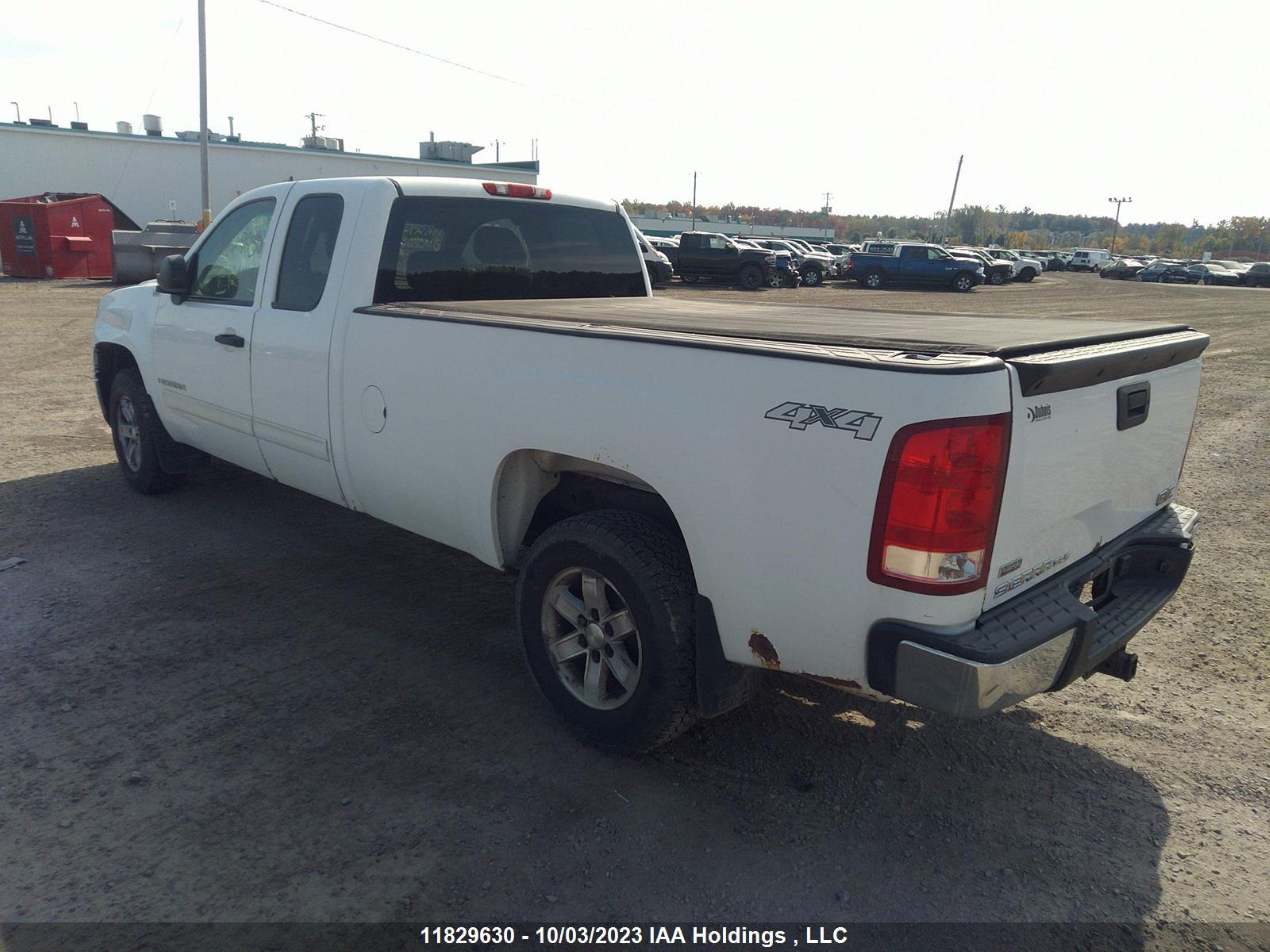 Photo 2 VIN: 1GTEK190X9E126469 - GMC SIERRA 