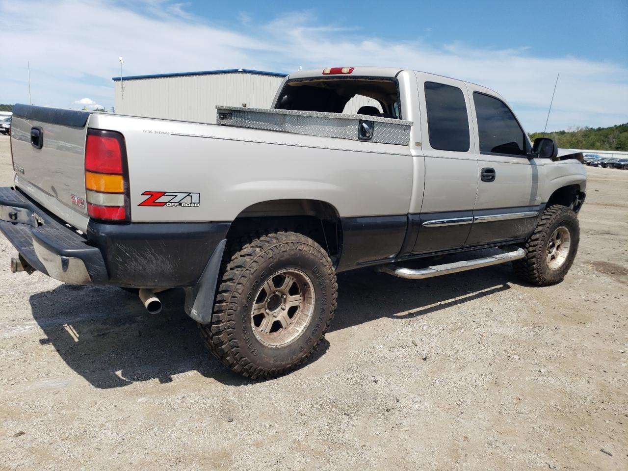 Photo 2 VIN: 1GTEK19B25Z182619 - GMC SIERRA 