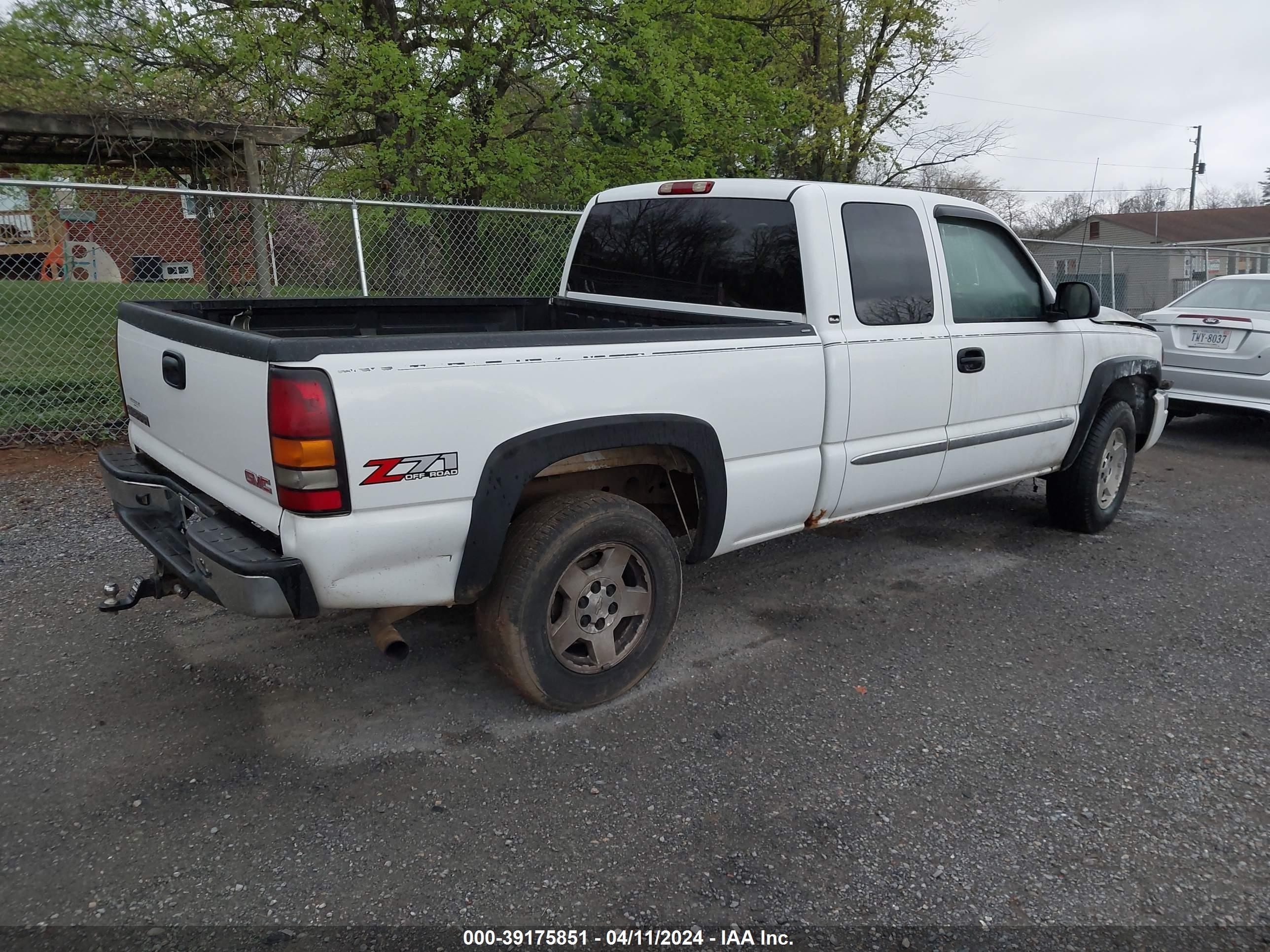 Photo 3 VIN: 1GTEK19B65E124438 - GMC SIERRA 