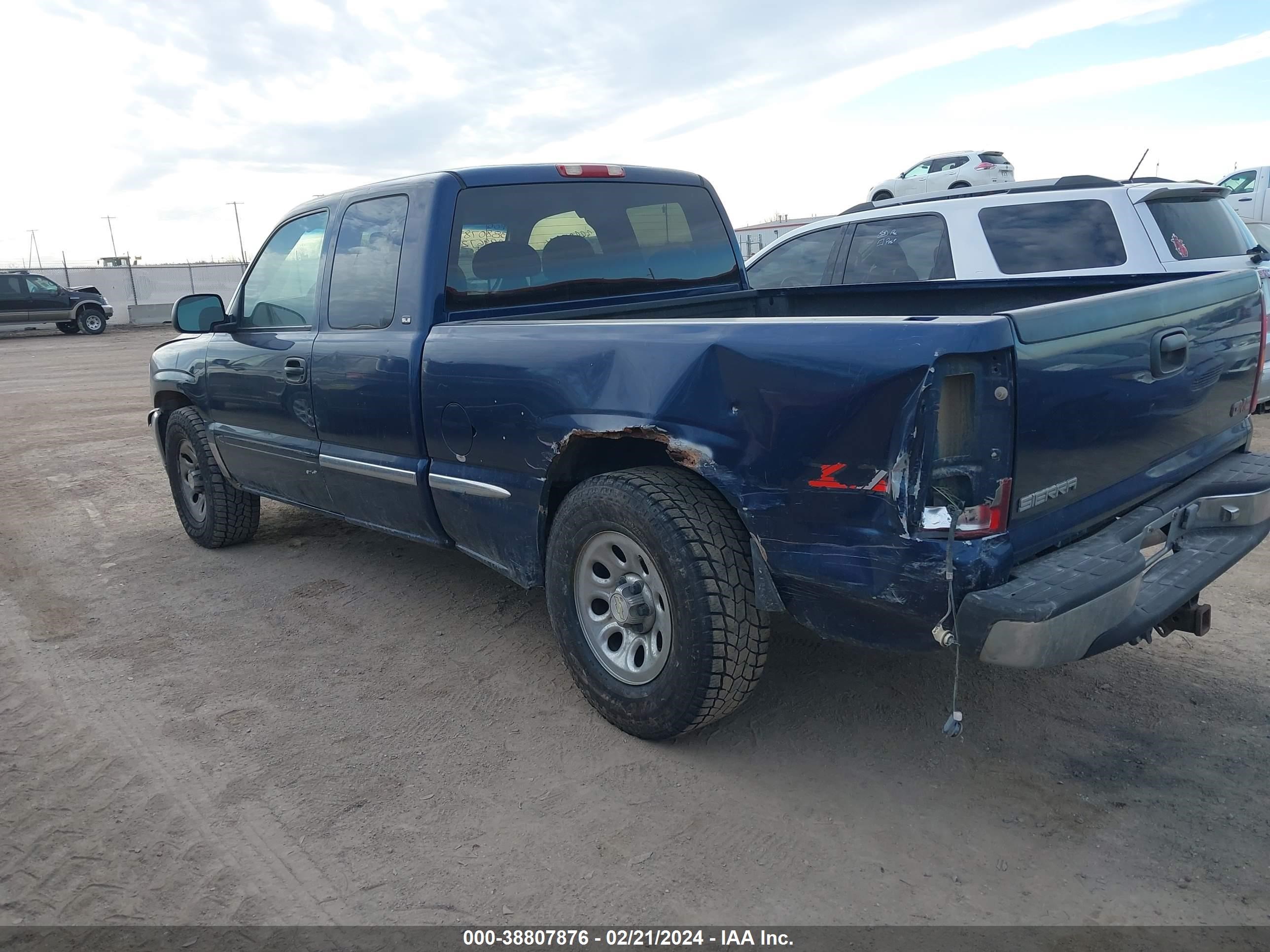 Photo 2 VIN: 1GTEK19T2YZ128749 - GMC SIERRA 