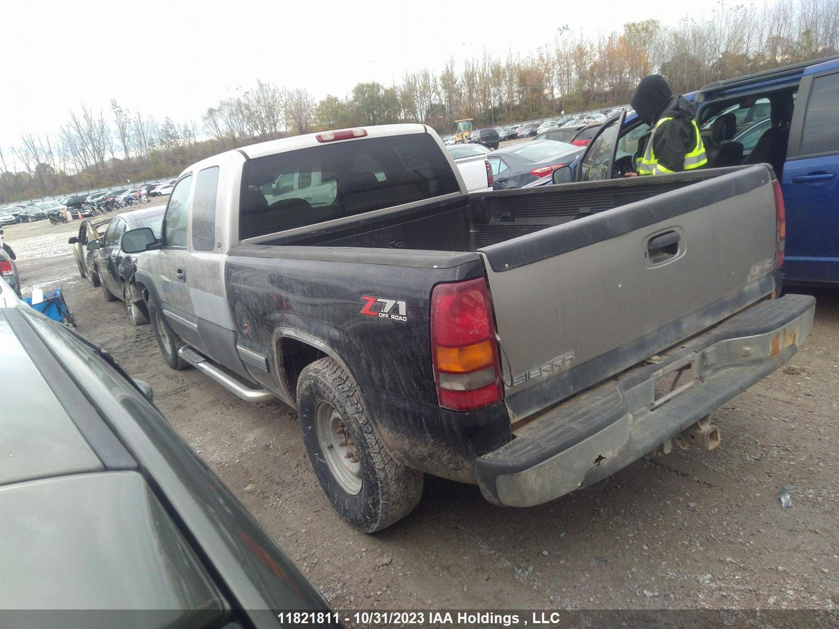 Photo 2 VIN: 1GTEK19T4YZ182120 - GMC SIERRA 