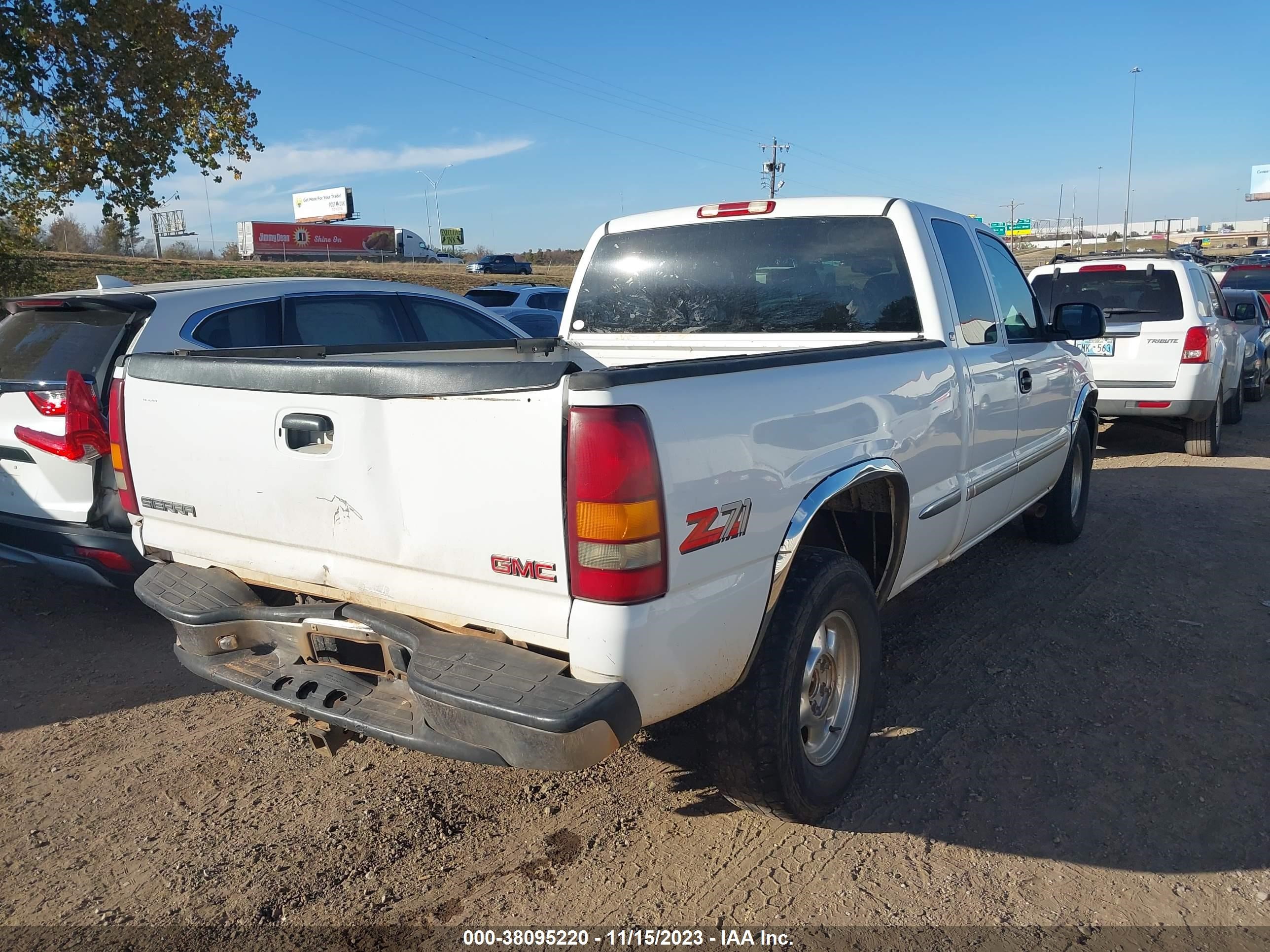 Photo 3 VIN: 1GTEK19T5YE228058 - GMC SIERRA 