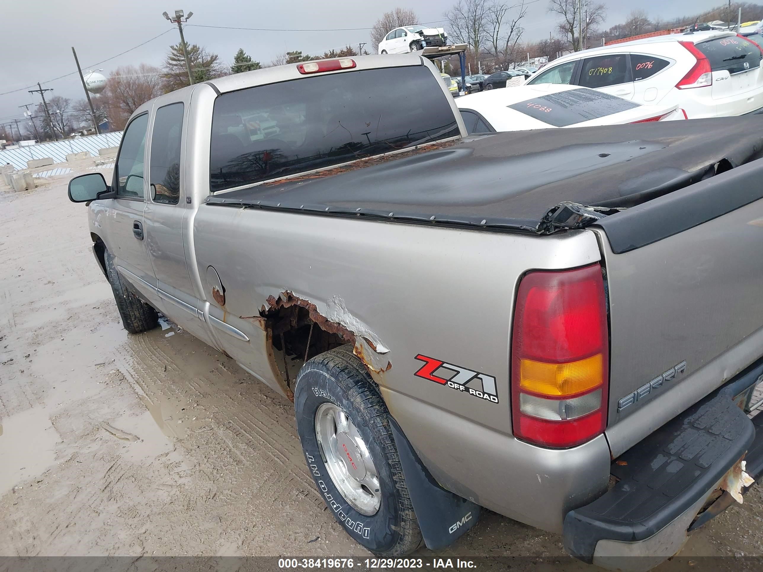 Photo 2 VIN: 1GTEK19T5YE394273 - GMC SIERRA 