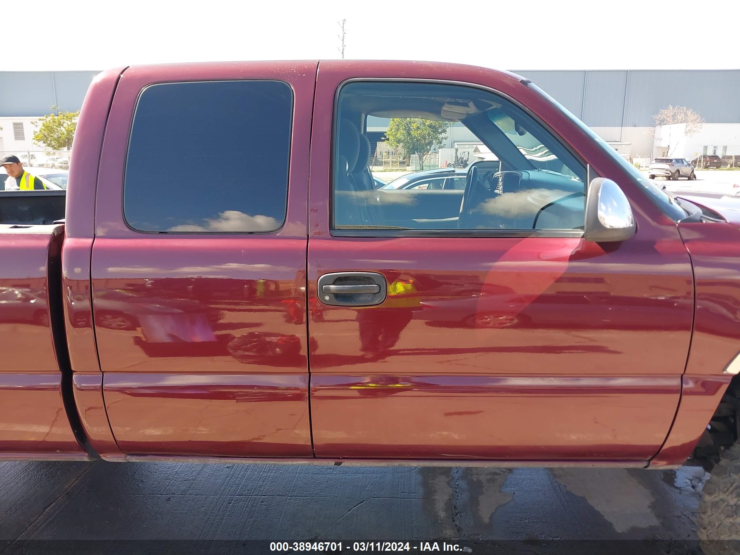 Photo 11 VIN: 1GTEK19T8YE152903 - GMC SIERRA 