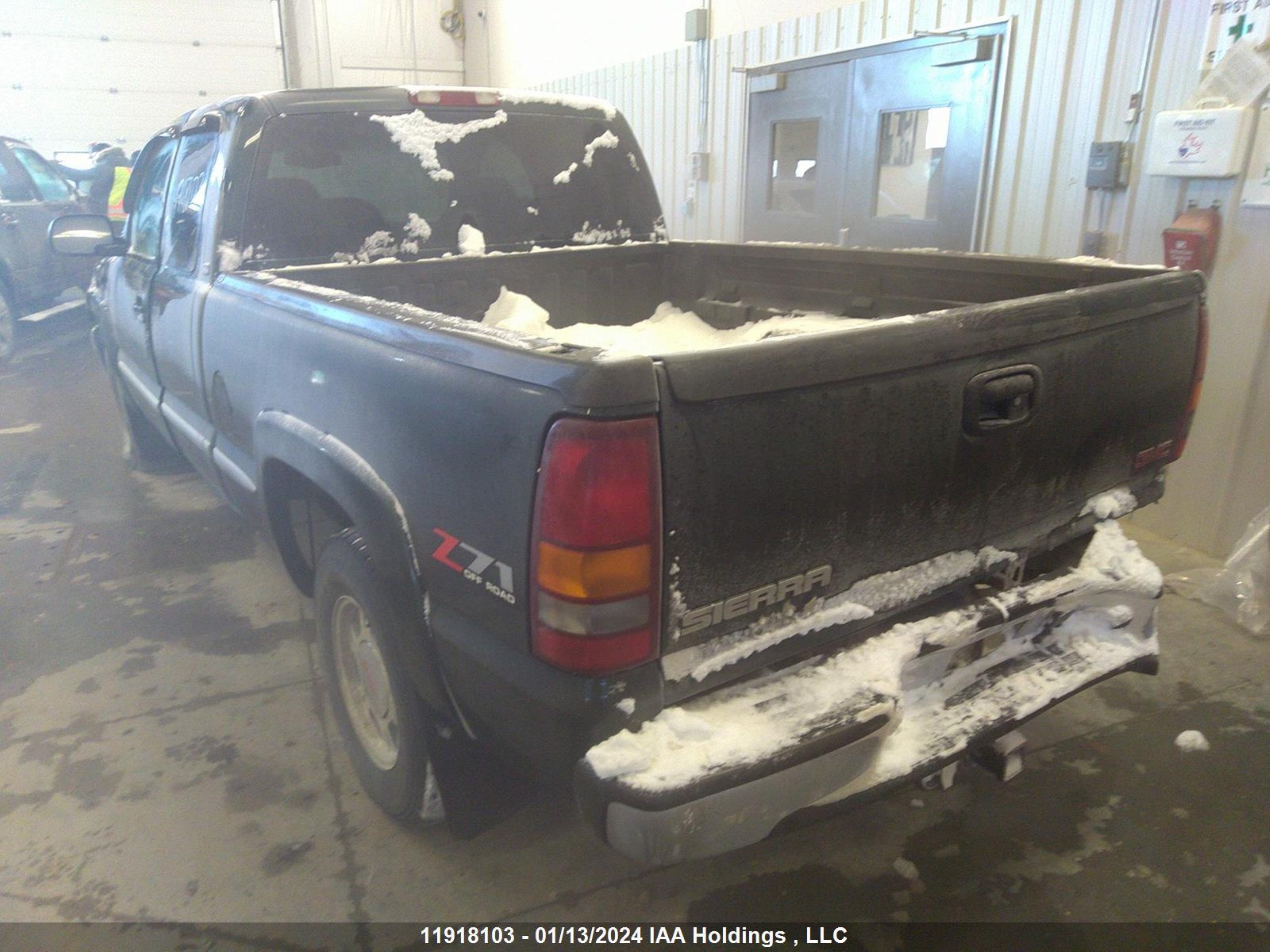 Photo 2 VIN: 1GTEK19TX2Z330150 - GMC SIERRA 