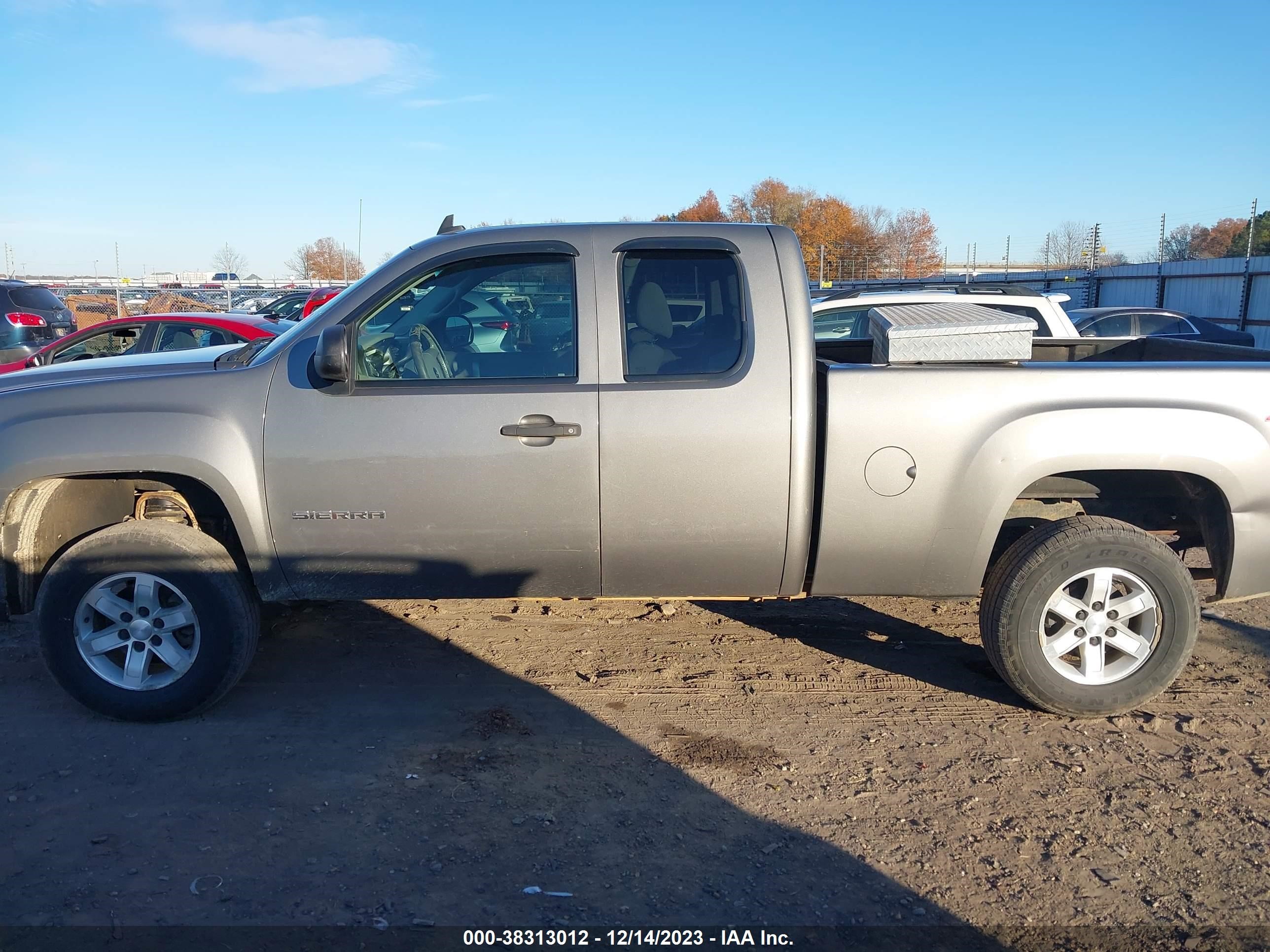 Photo 13 VIN: 1GTEK29029Z105744 - GMC SIERRA 