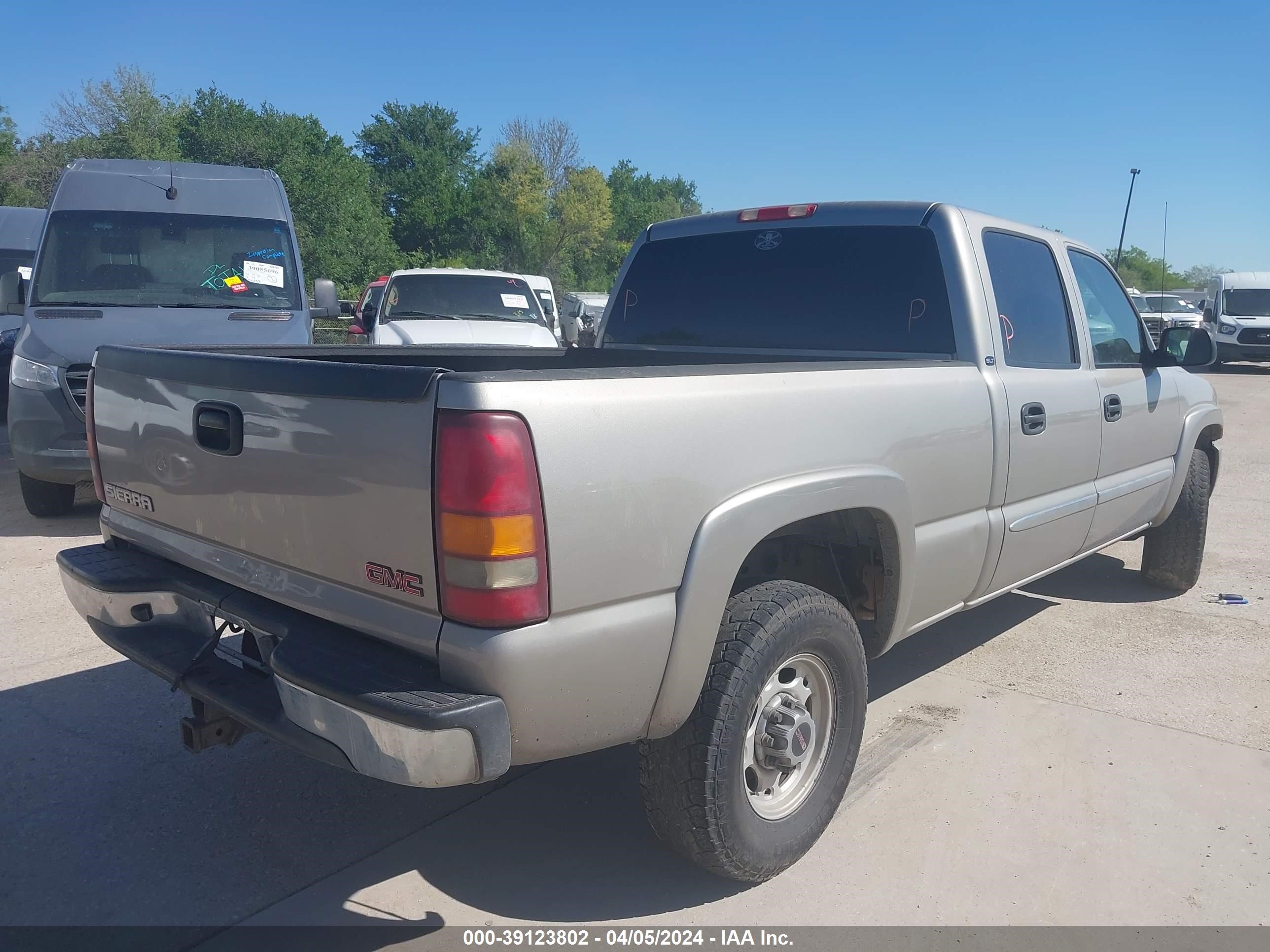 Photo 3 VIN: 1GTGC13U03F107254 - GMC SIERRA 