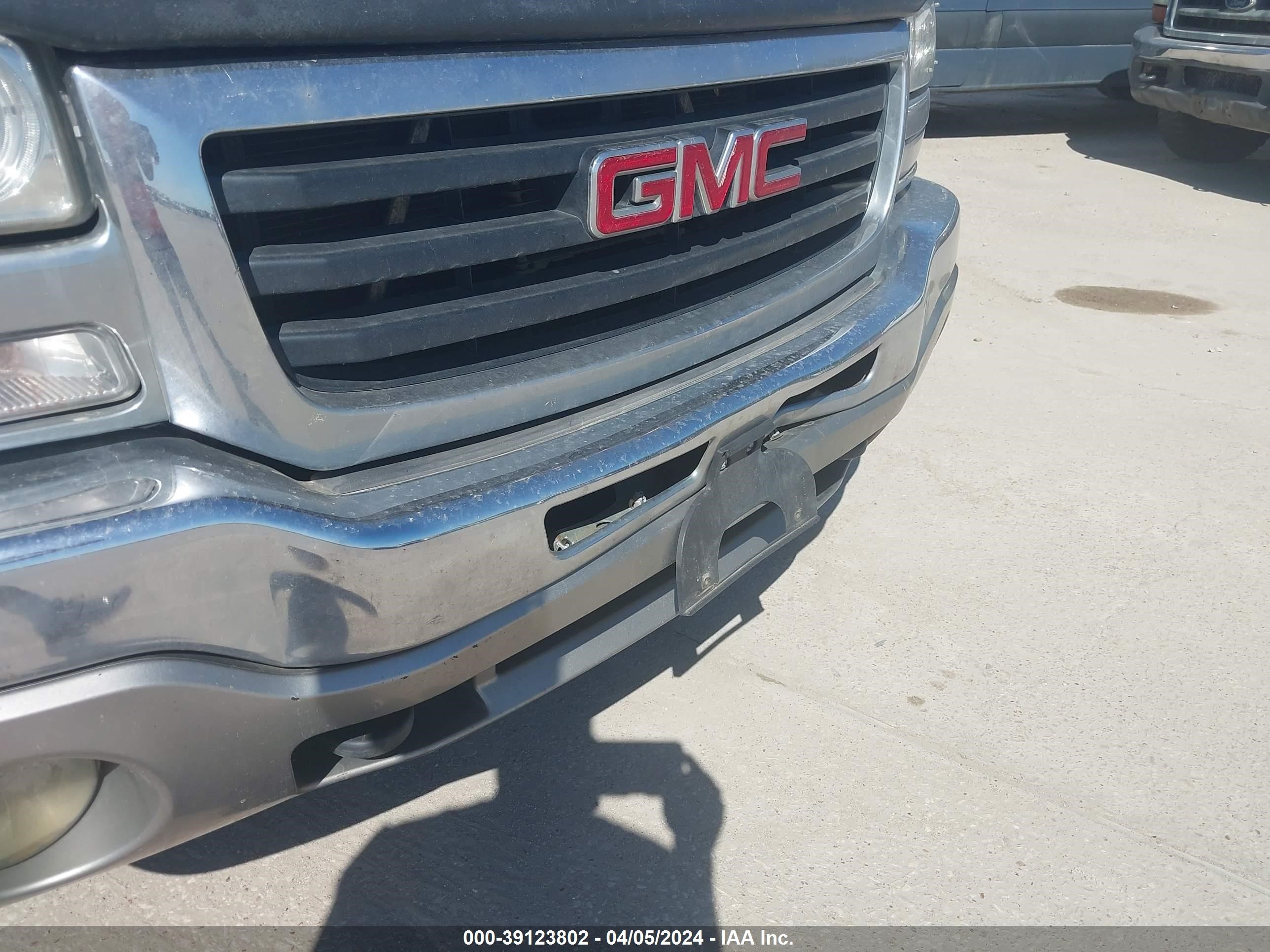 Photo 5 VIN: 1GTGC13U03F107254 - GMC SIERRA 