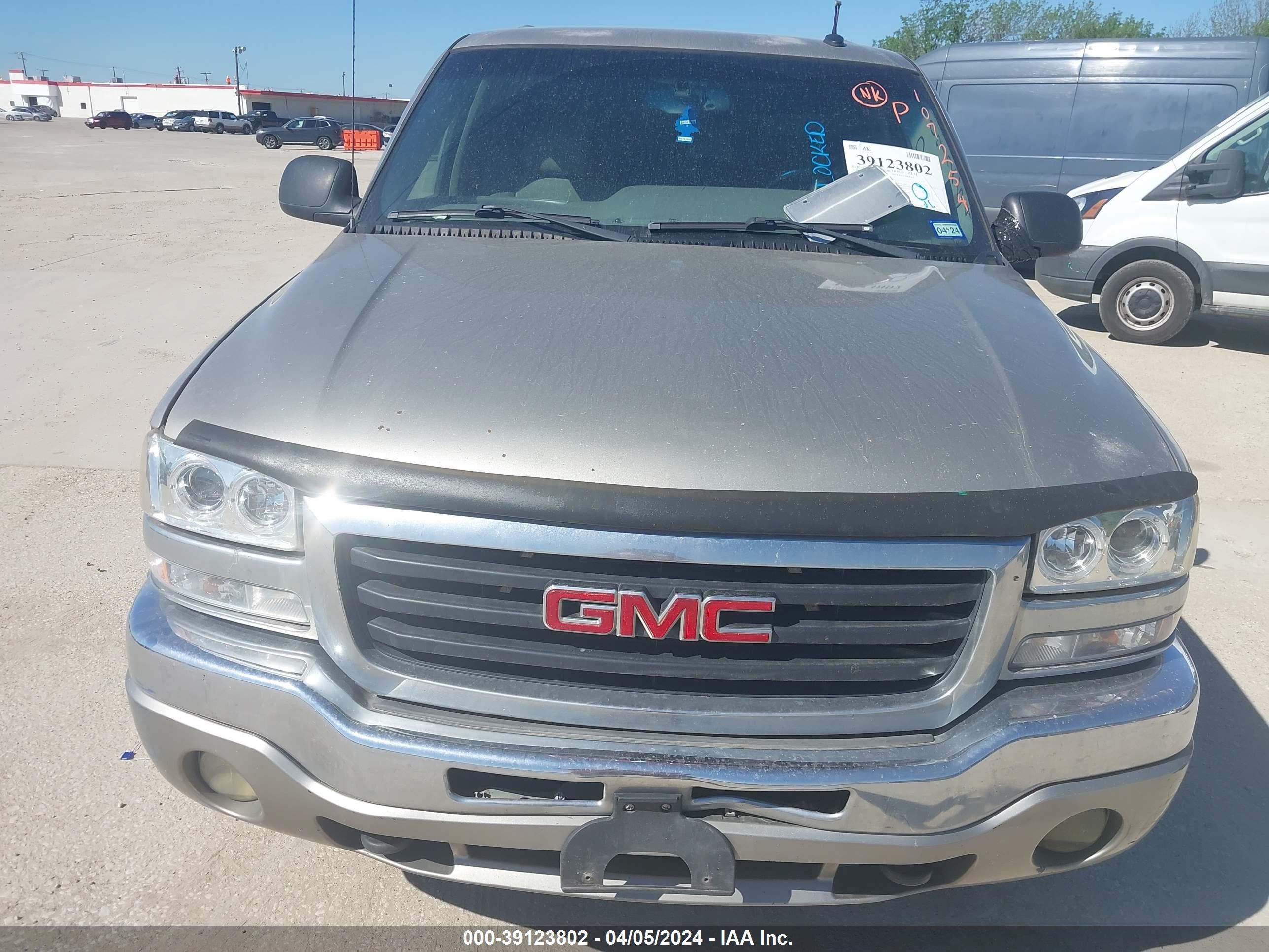 Photo 9 VIN: 1GTGC13U03F107254 - GMC SIERRA 