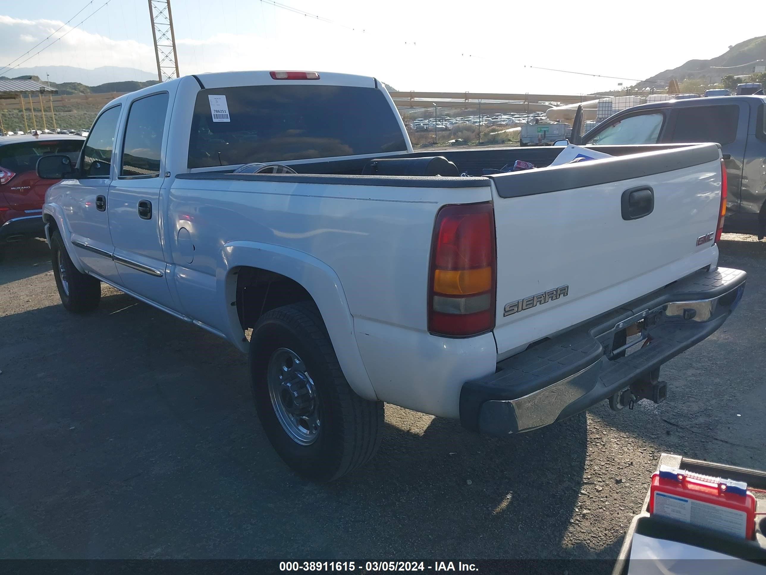 Photo 2 VIN: 1GTGC13U13F218170 - GMC SIERRA 