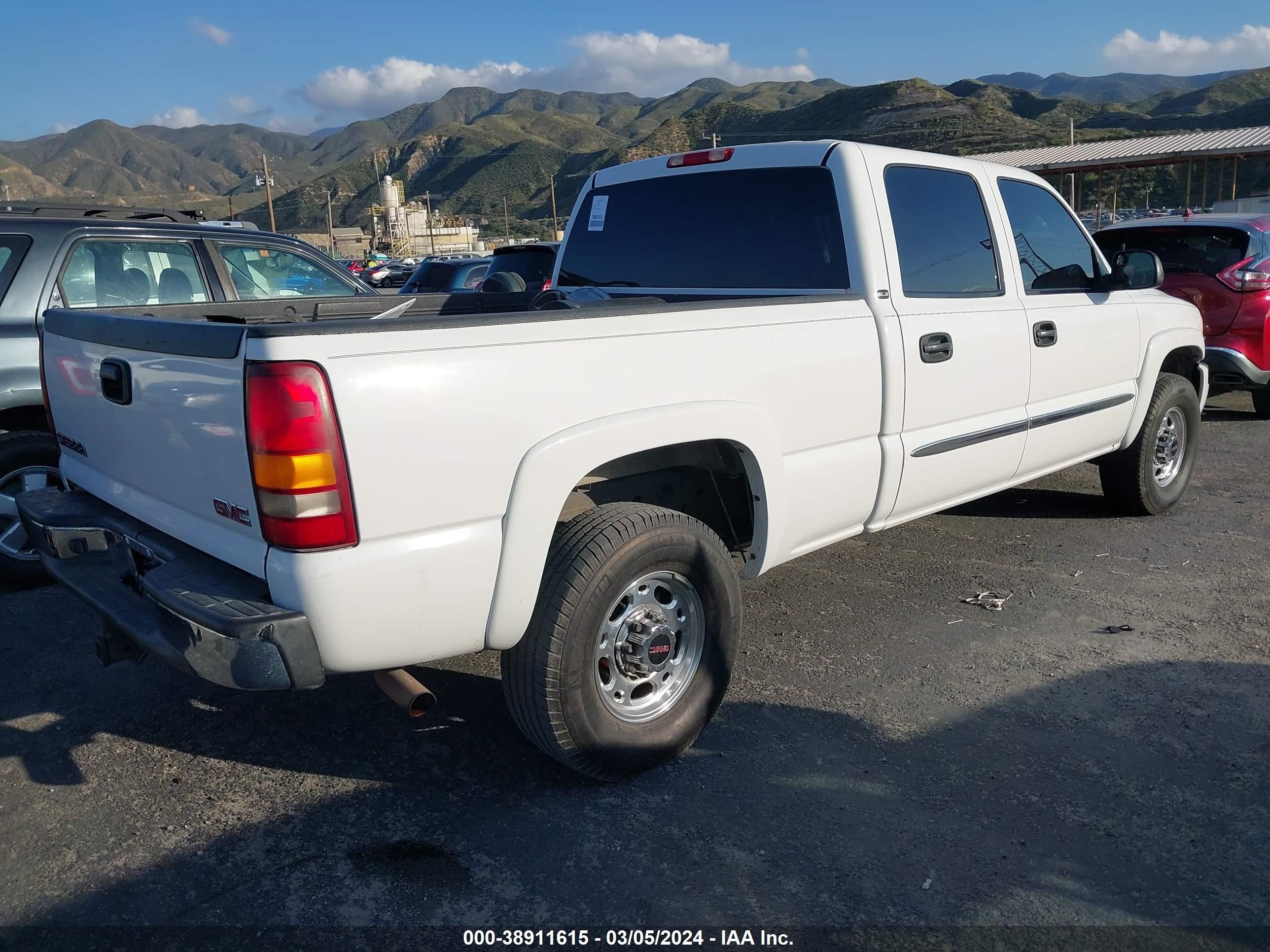 Photo 3 VIN: 1GTGC13U13F218170 - GMC SIERRA 